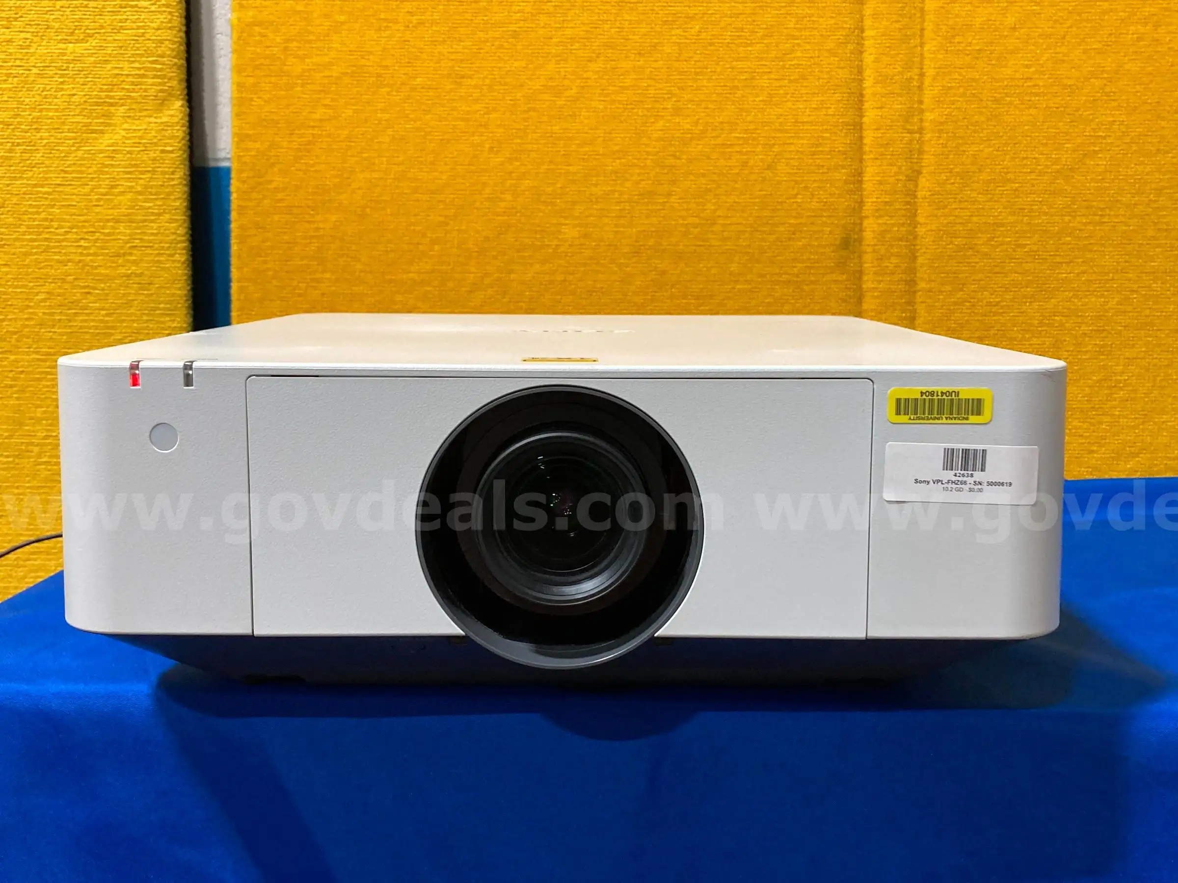 (1) Sony VPL-FHZ66 Projector [IU41804]