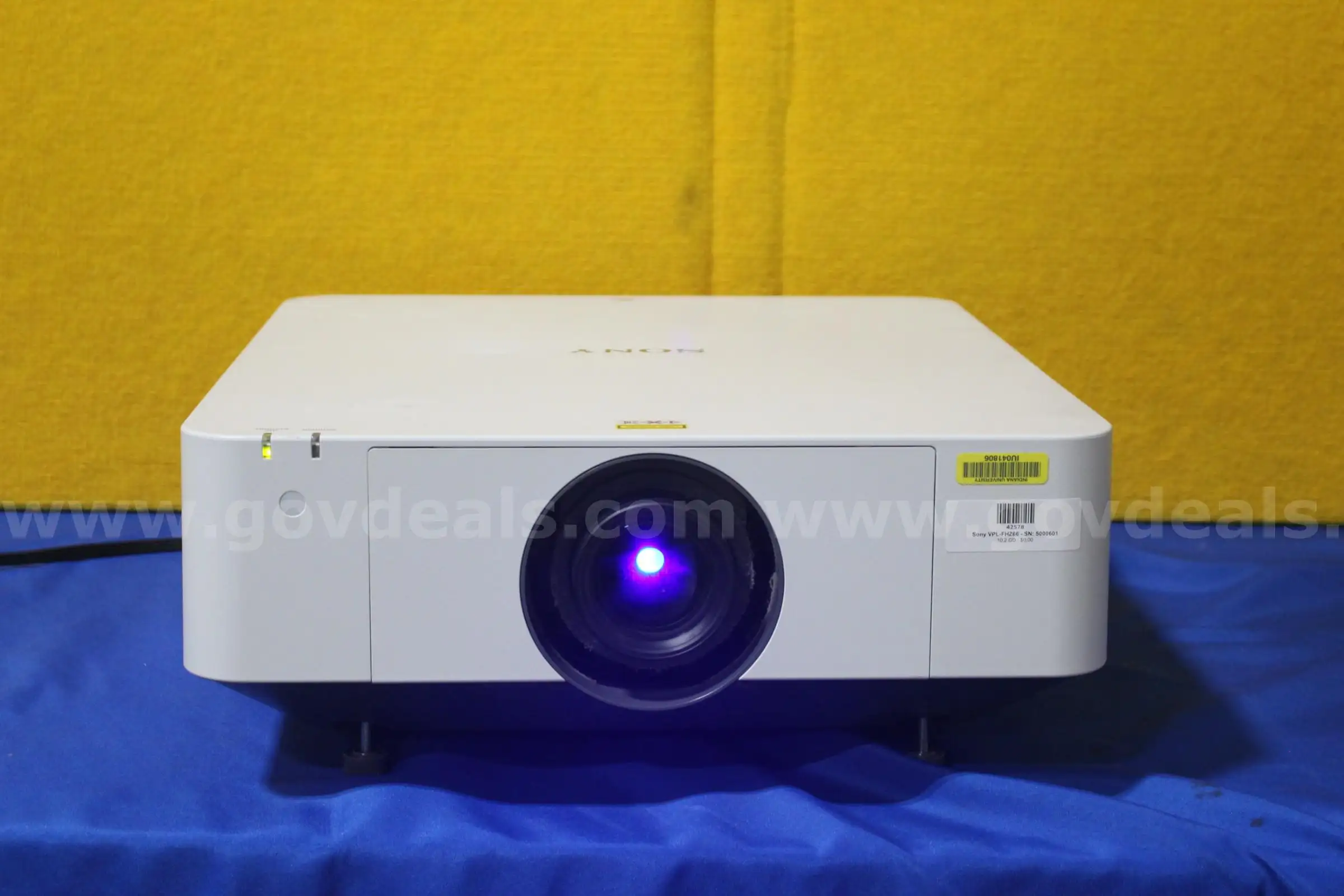 (1) Sony VPL-FHZ66 Projector [IU41806]