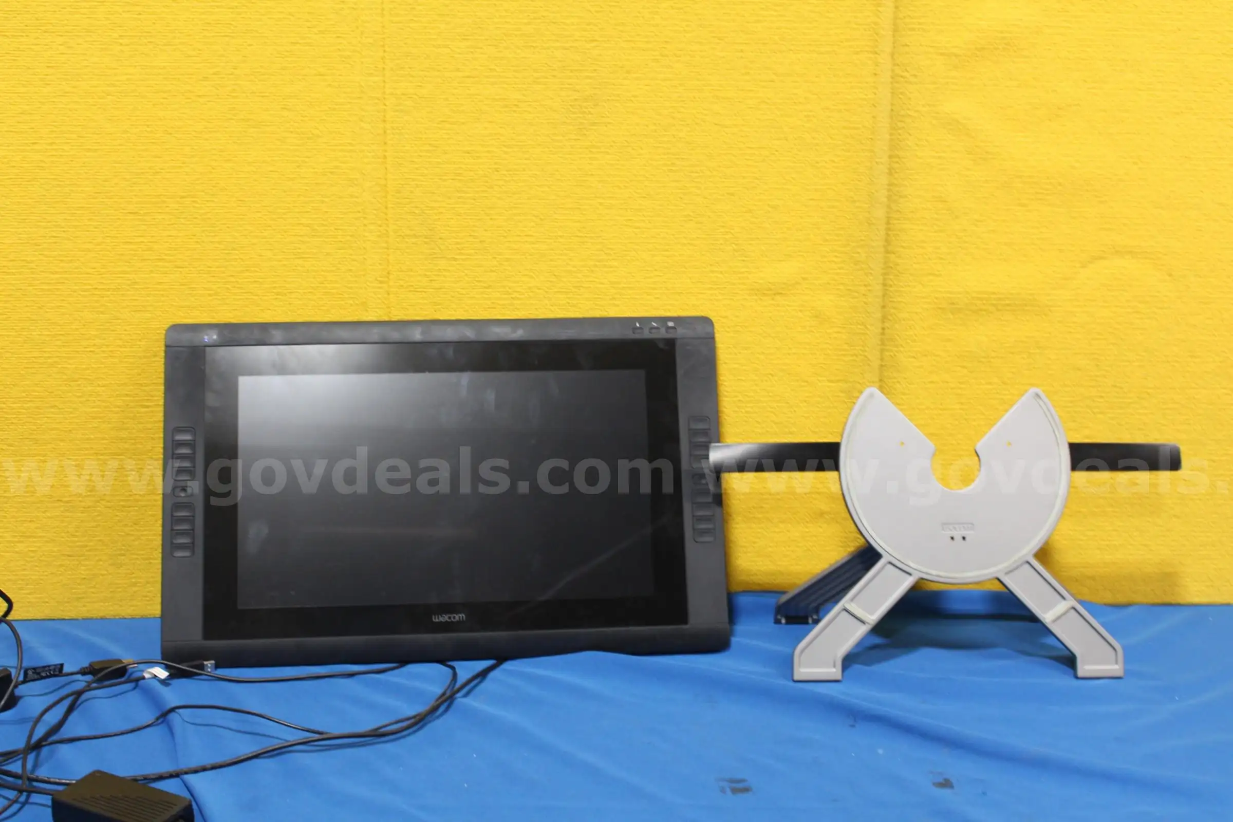 (1) Wacom Cintiq 22HD Blank Screen