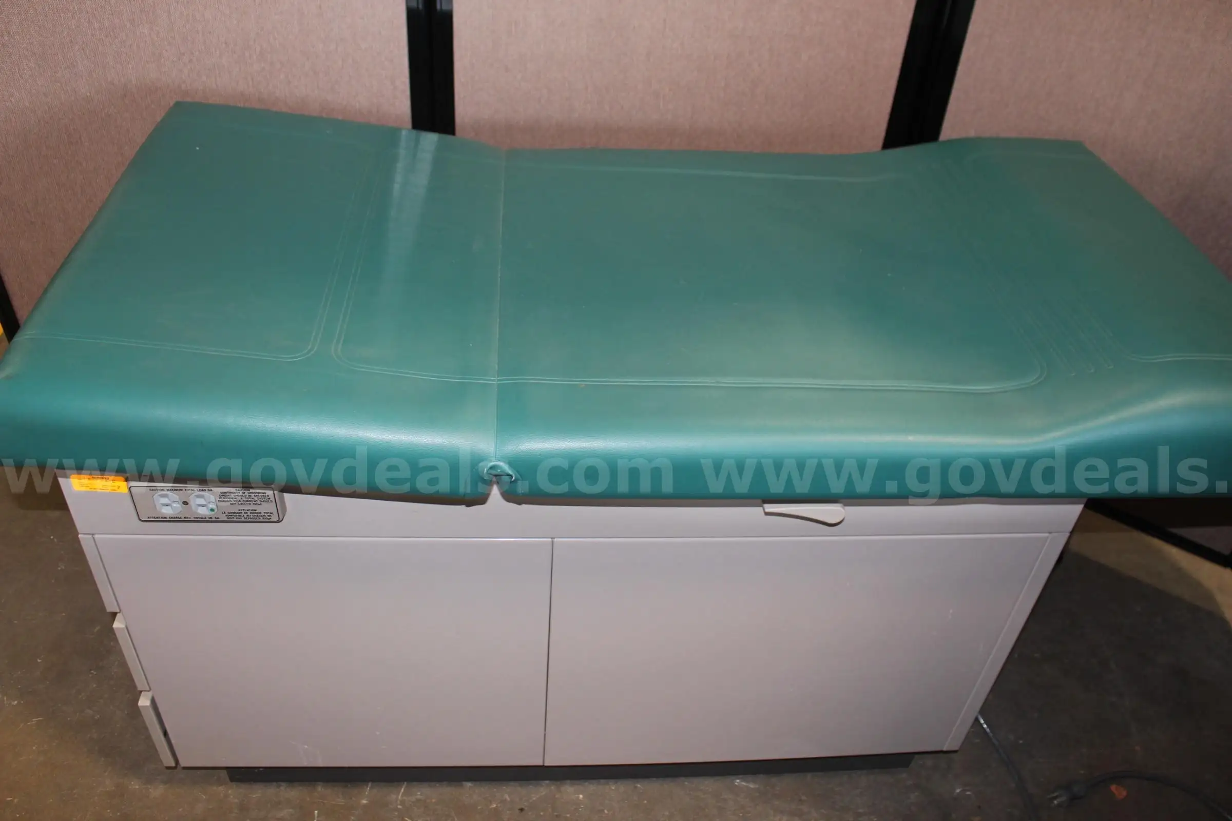 (1) Midmark Ritter 104-037 Exam Table