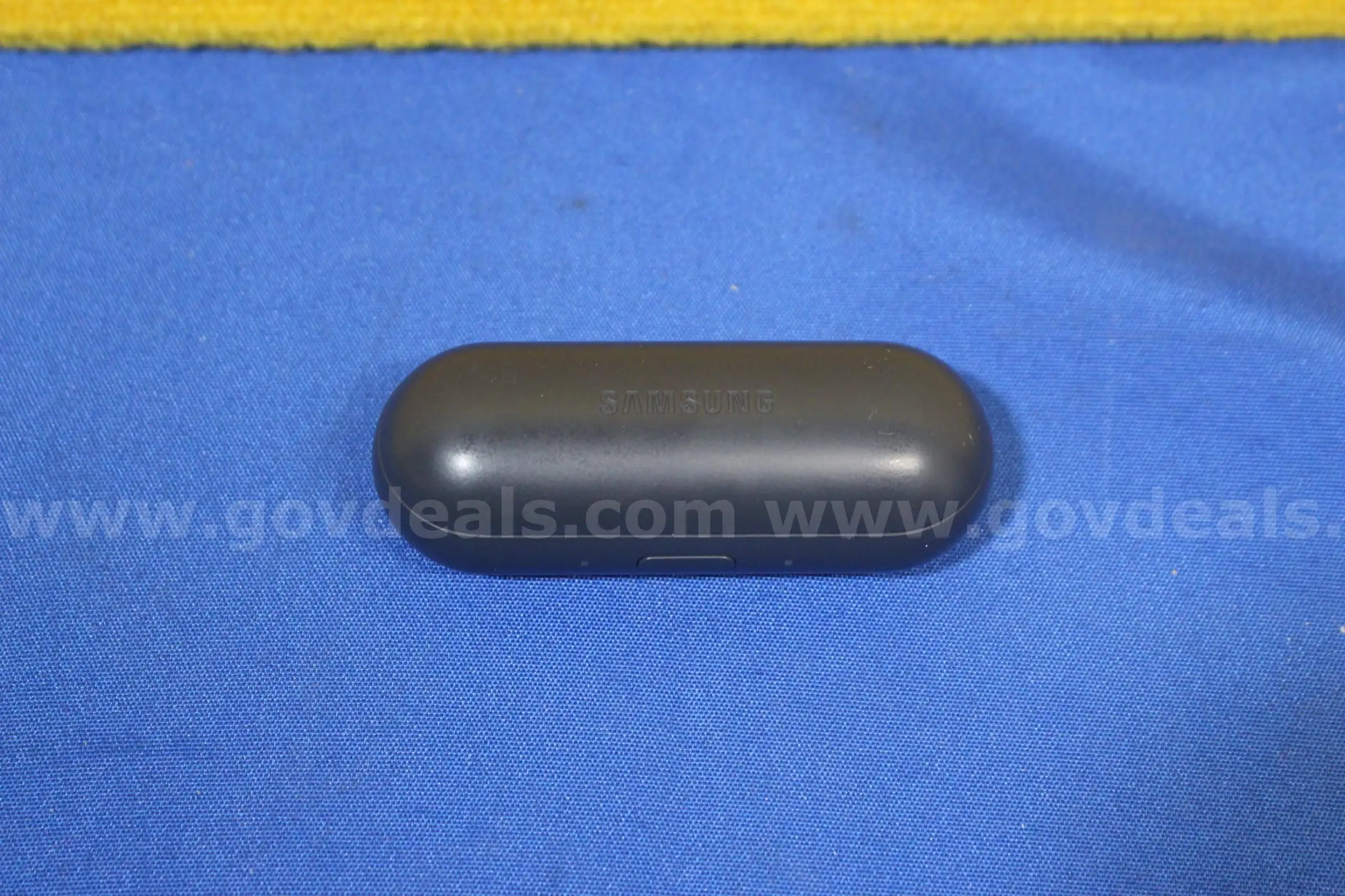 (1) Samsung SM-R150 Wireless Earbuds