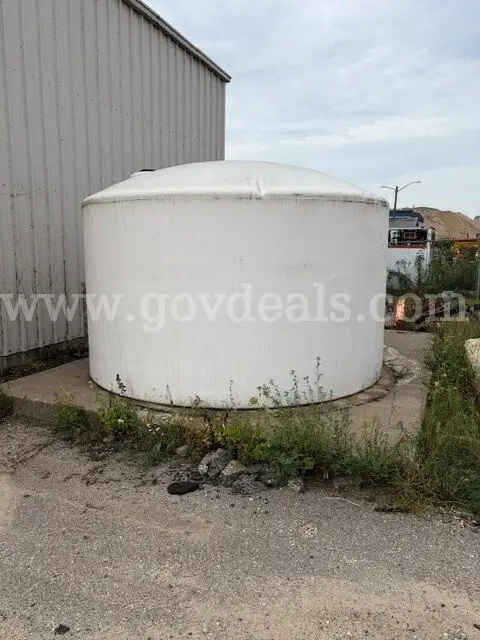 PLASTIC STORAGE TANK