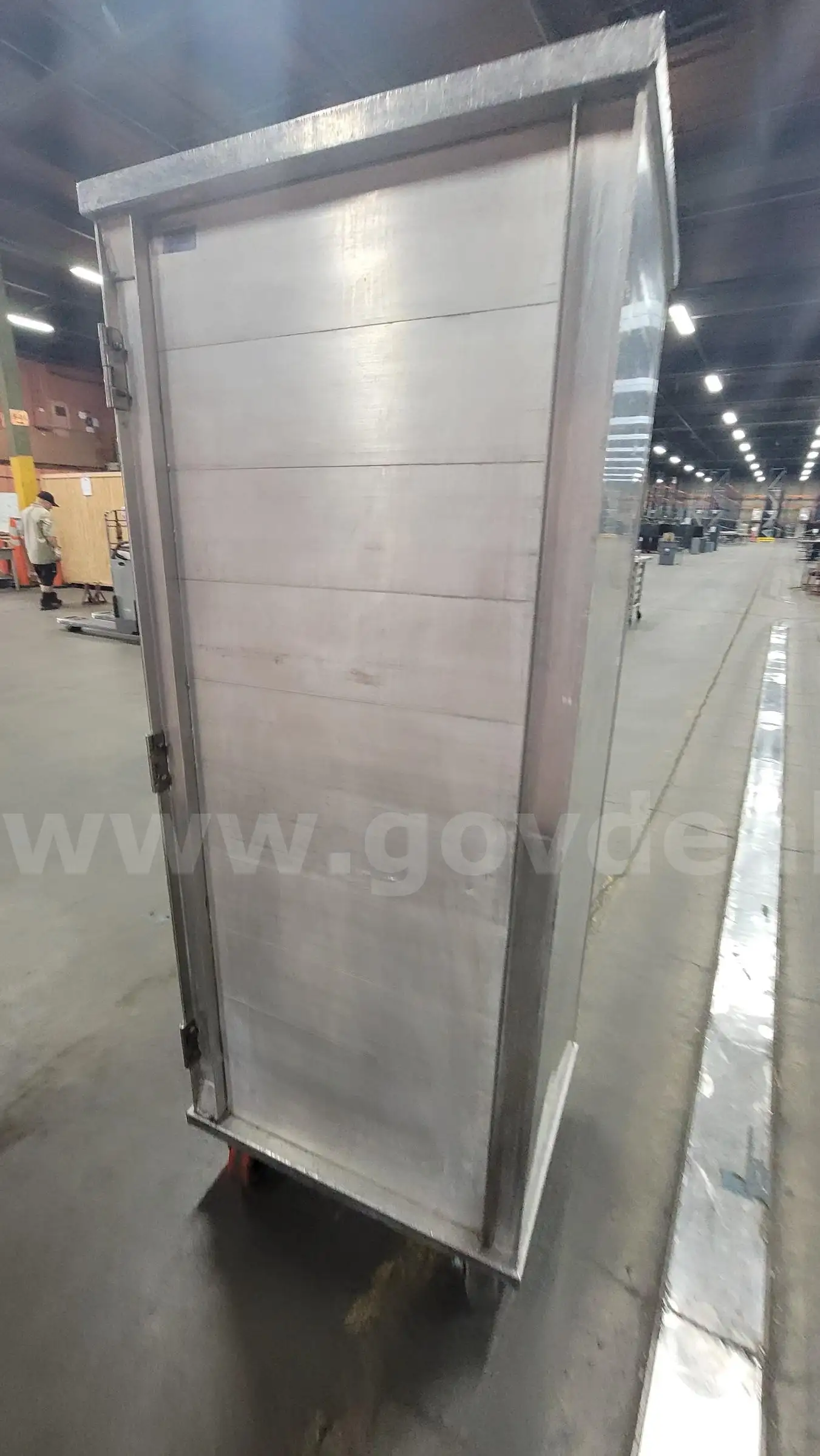 **** COMMERCIAL ENCLOSED ALUMINUM TRANSPORT CABINET **** (I)