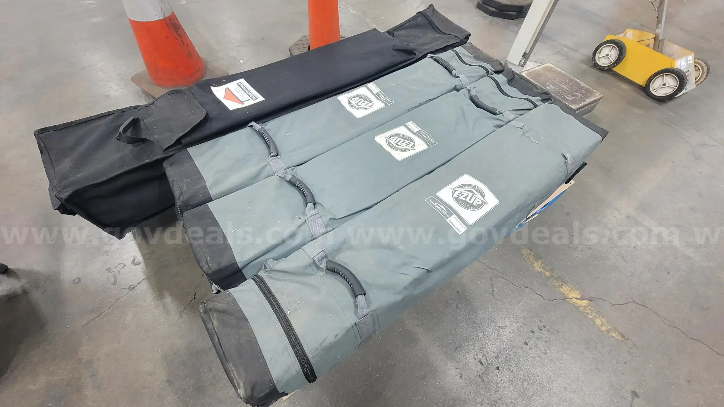 **** EZUP TISTENT FOLDING TENT CANOPY BY LOT **** (I)