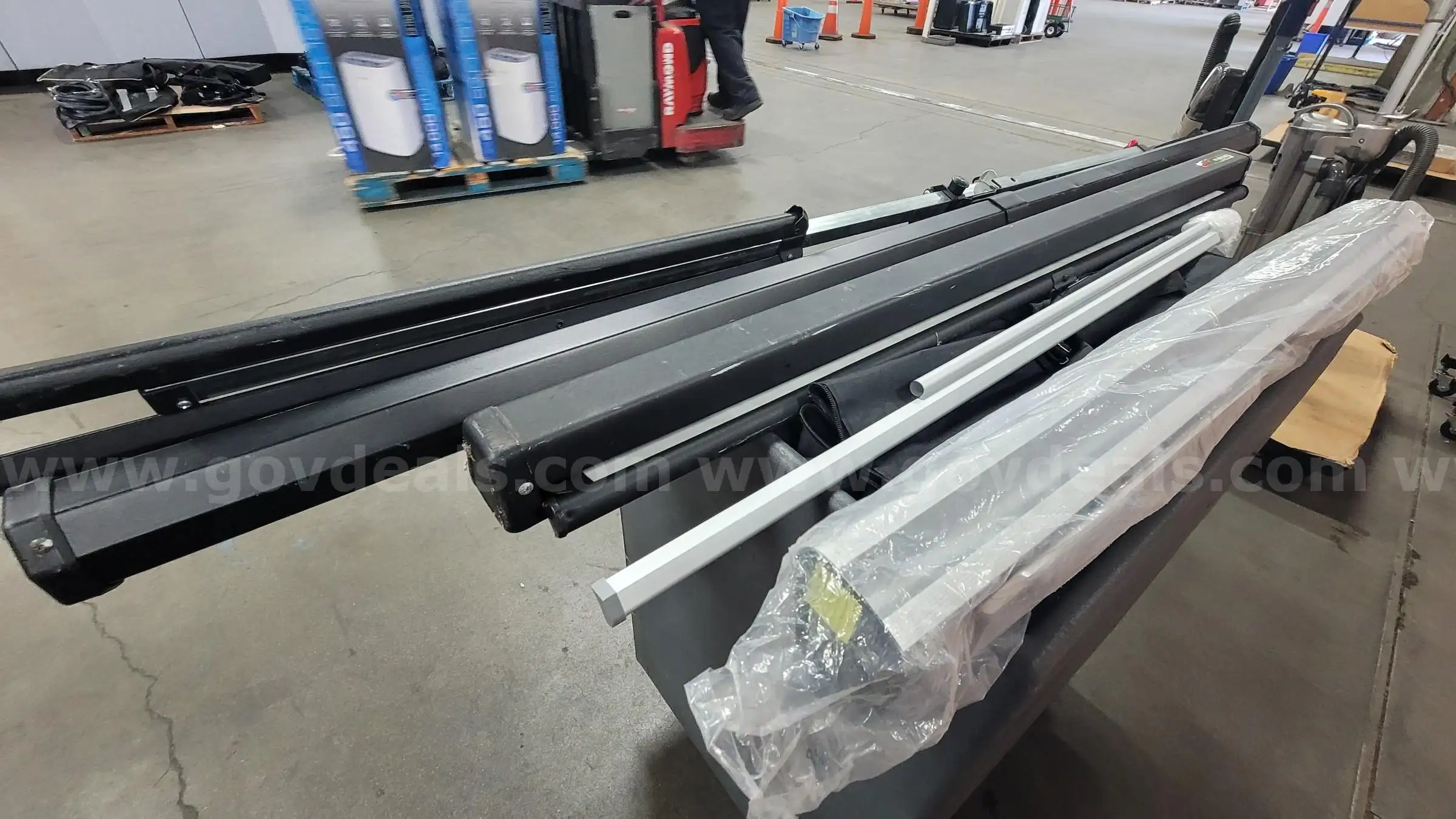 **** ASSORTED PROJECTOR SCREEN BY LOT **** (I)