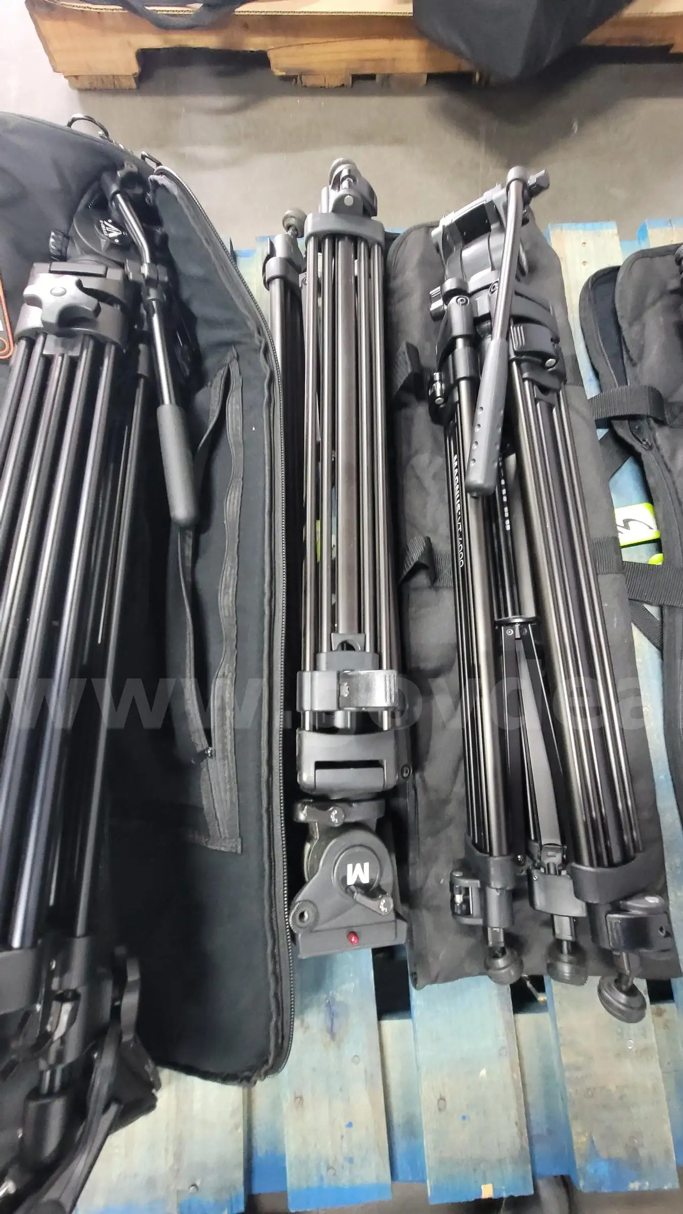 **** ASSORTED HEAVY DUTY TRIPOD BY LOT OF 5 **** (I)
