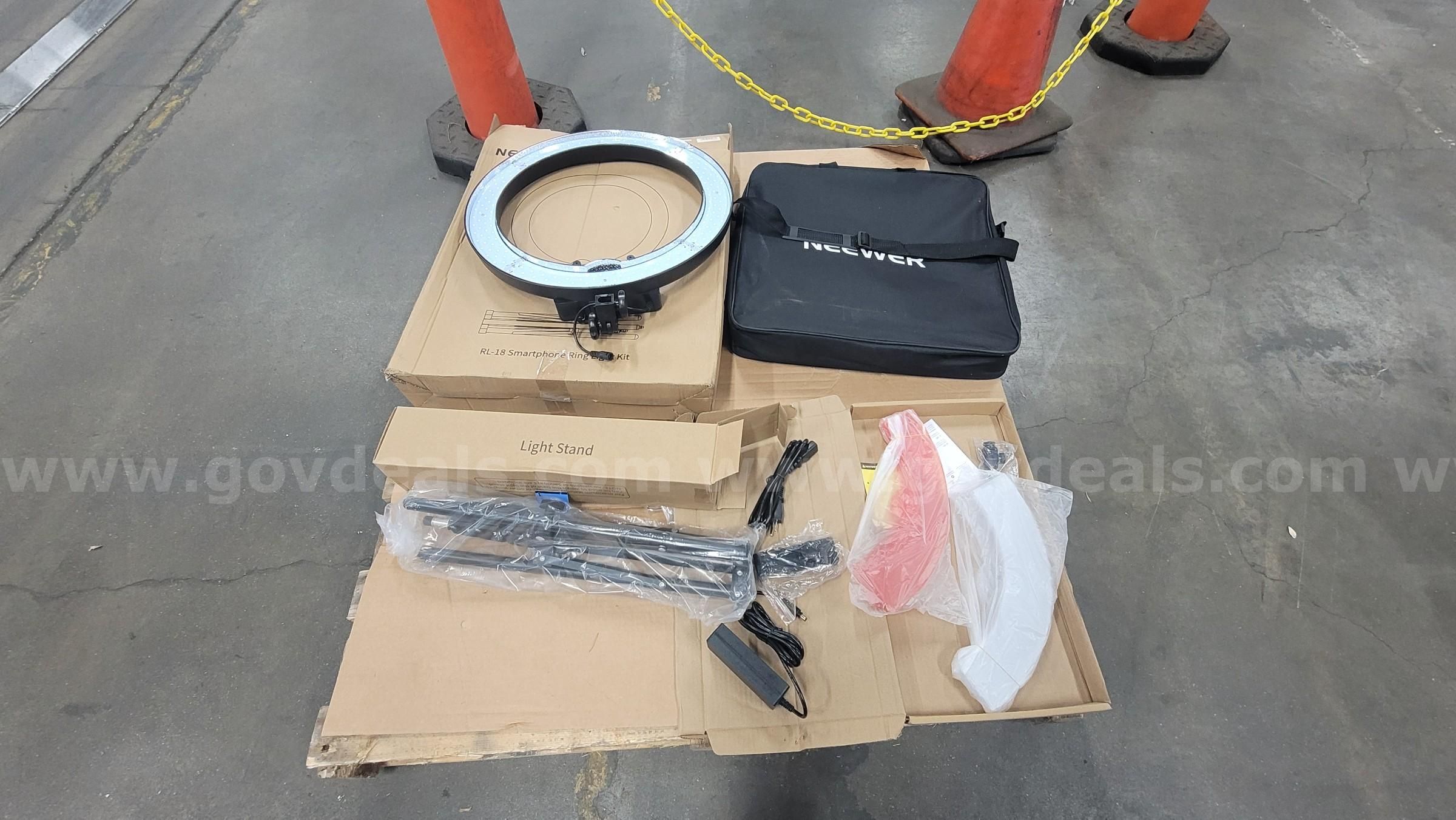 **** NEEWER LIGHT WITH TRIPOD STAND **** (I)