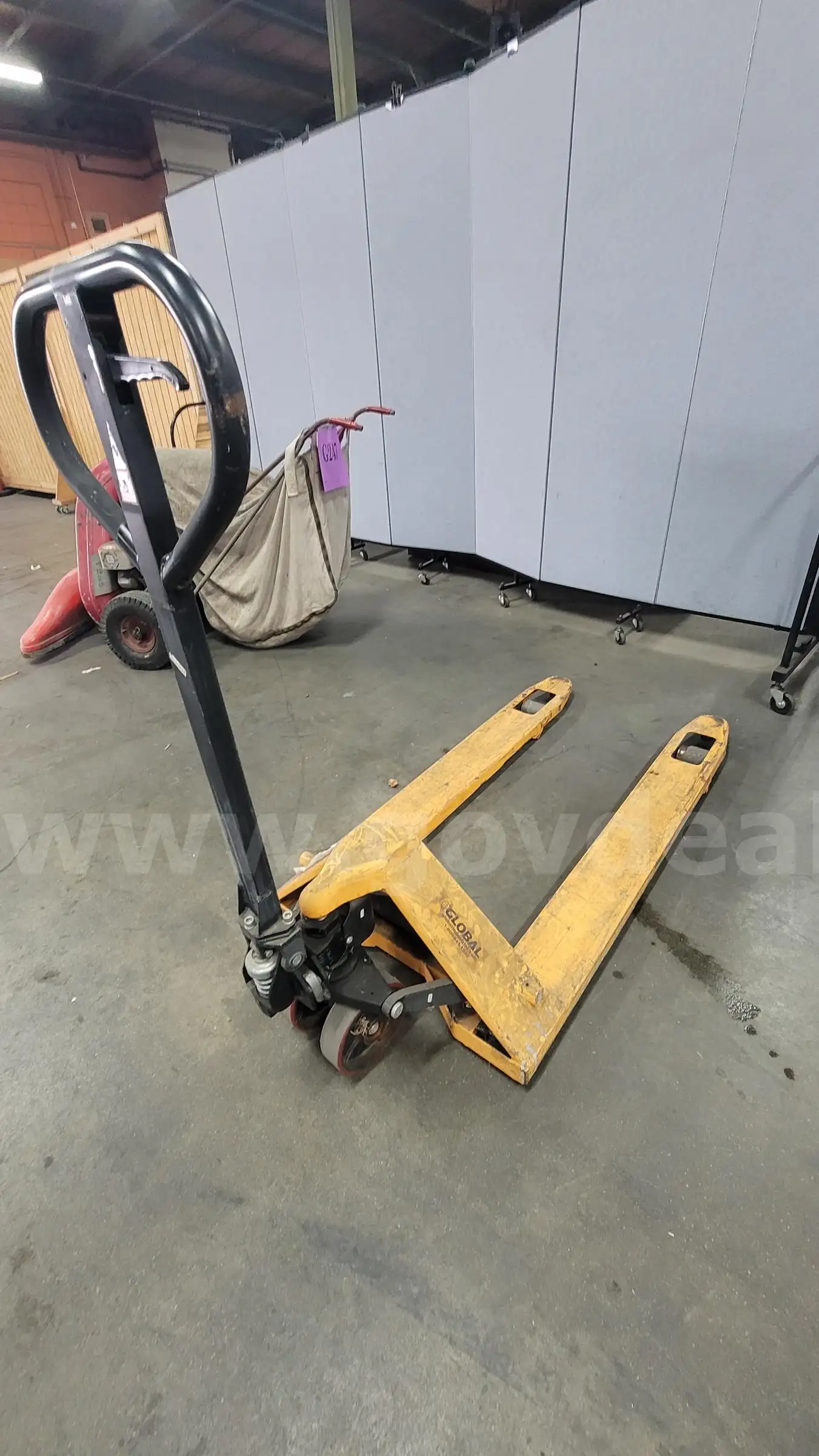 **** GLOBAL MANUAL PALLET JACK **** (I)