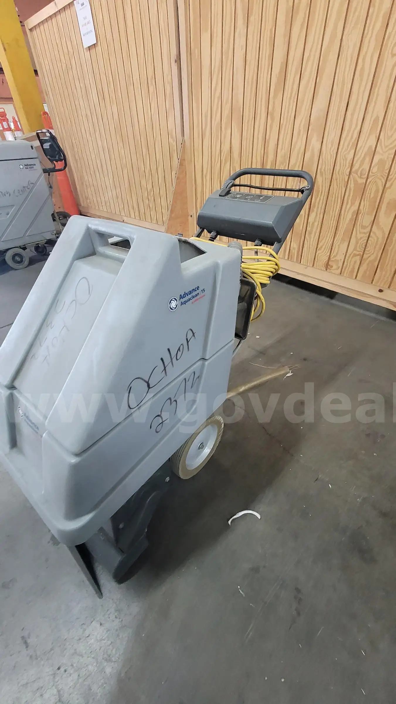 **** ADVANCE AQUACLEAN 15 CARPET CLEANER **** (I)