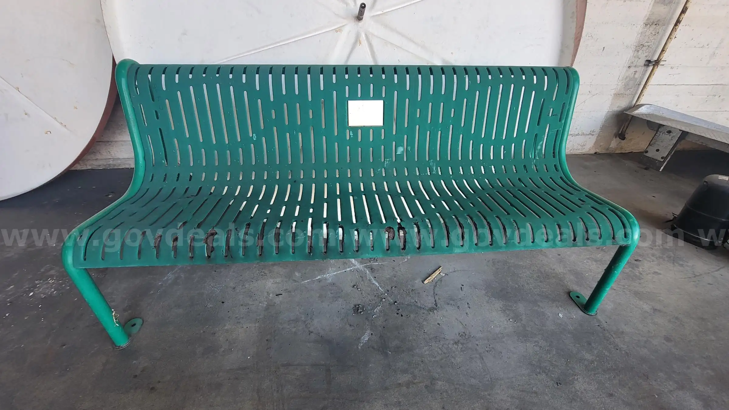 **** GREEN METAL OUTDOOR BENCH **** (ED)