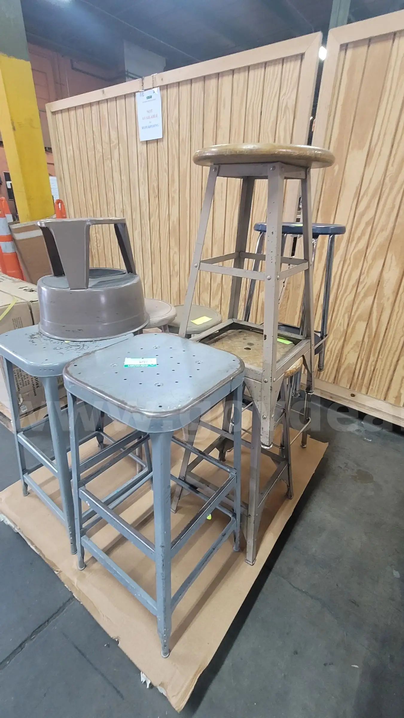 **** 8 ASSORTED STOOLS BY LOT **** (I)