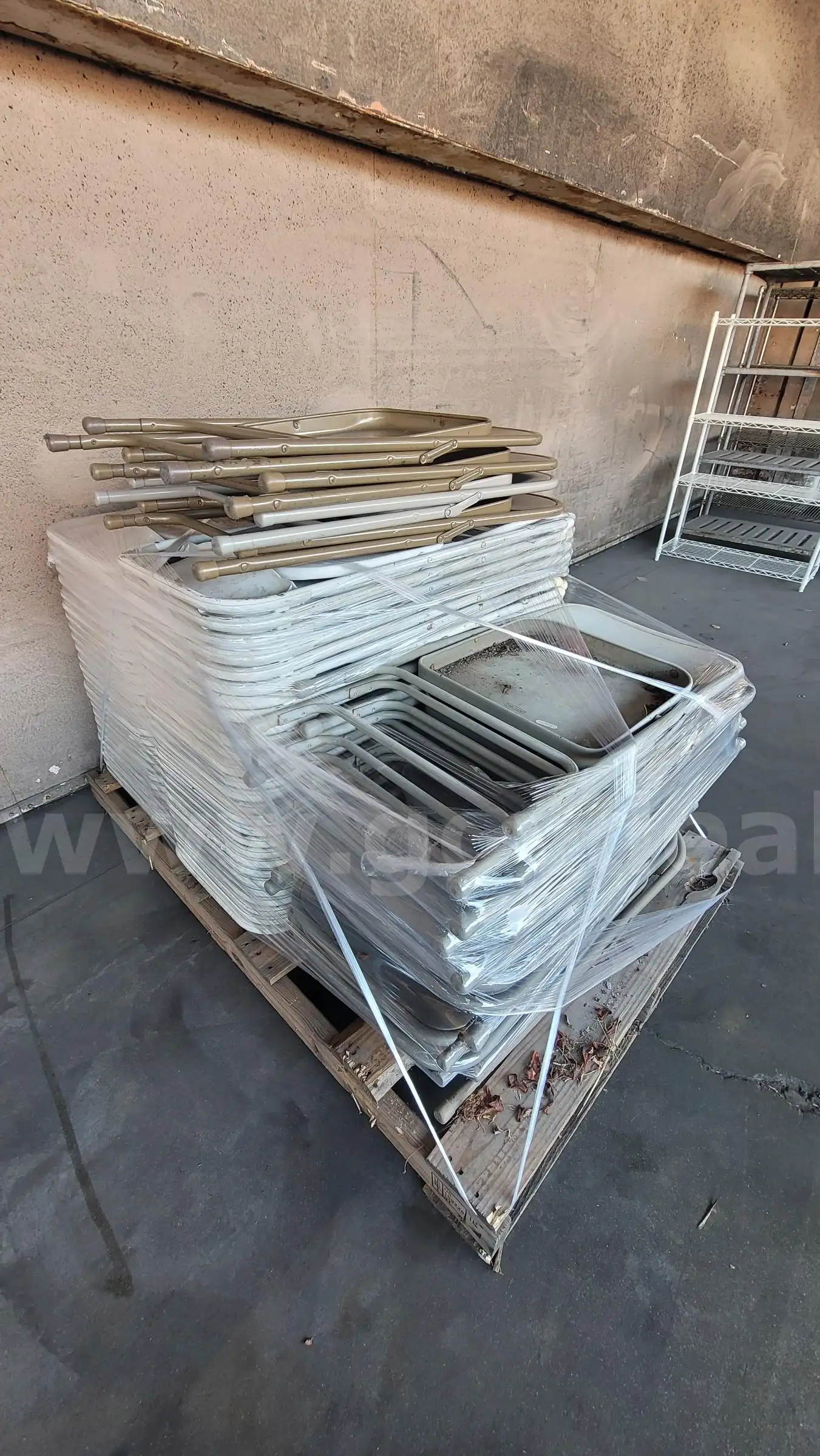 **** ASSORTED FOLDING CHAIRS 68 UNITS **** (ED)