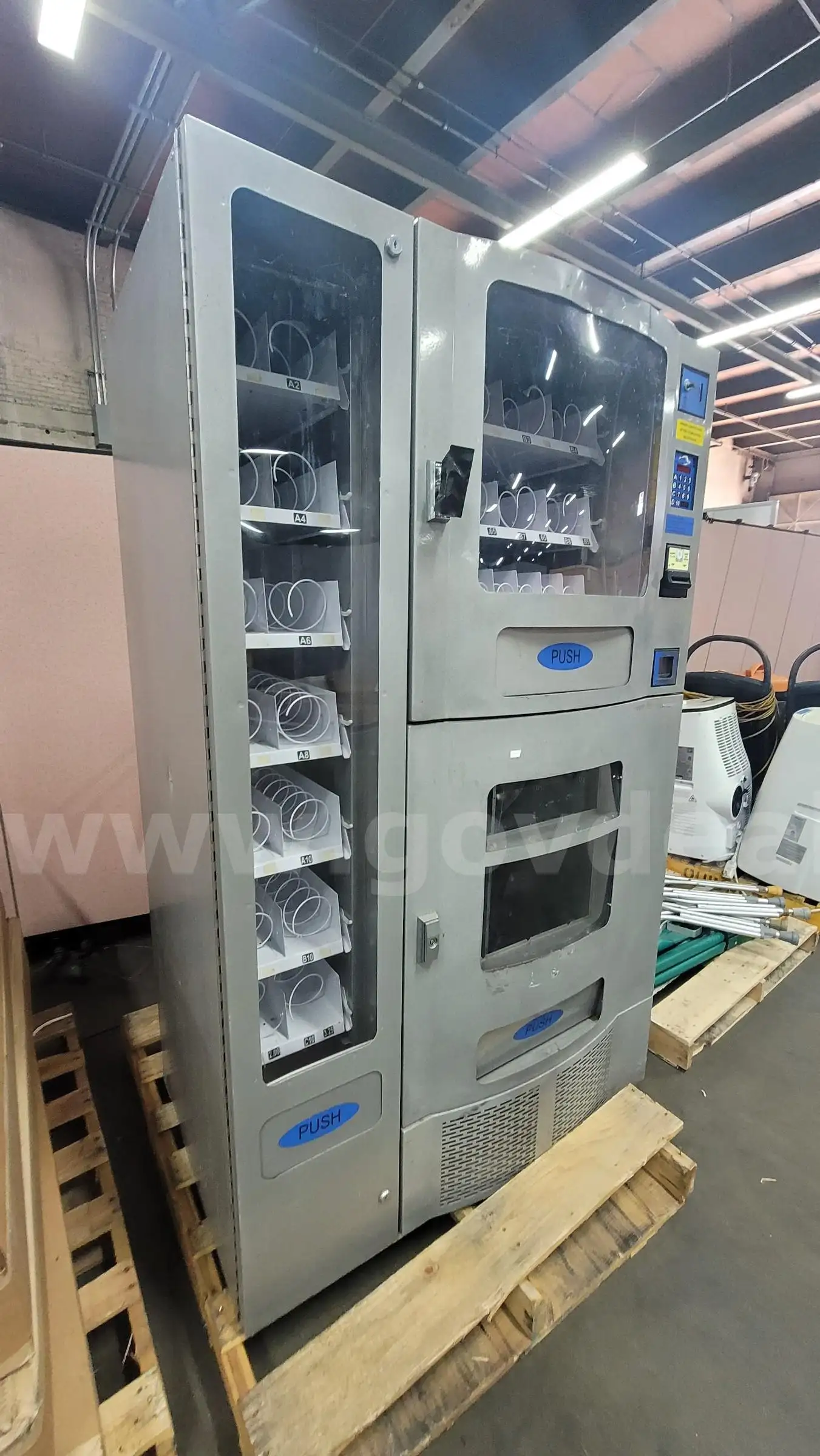 **** VENDING MACHINE **** (I)