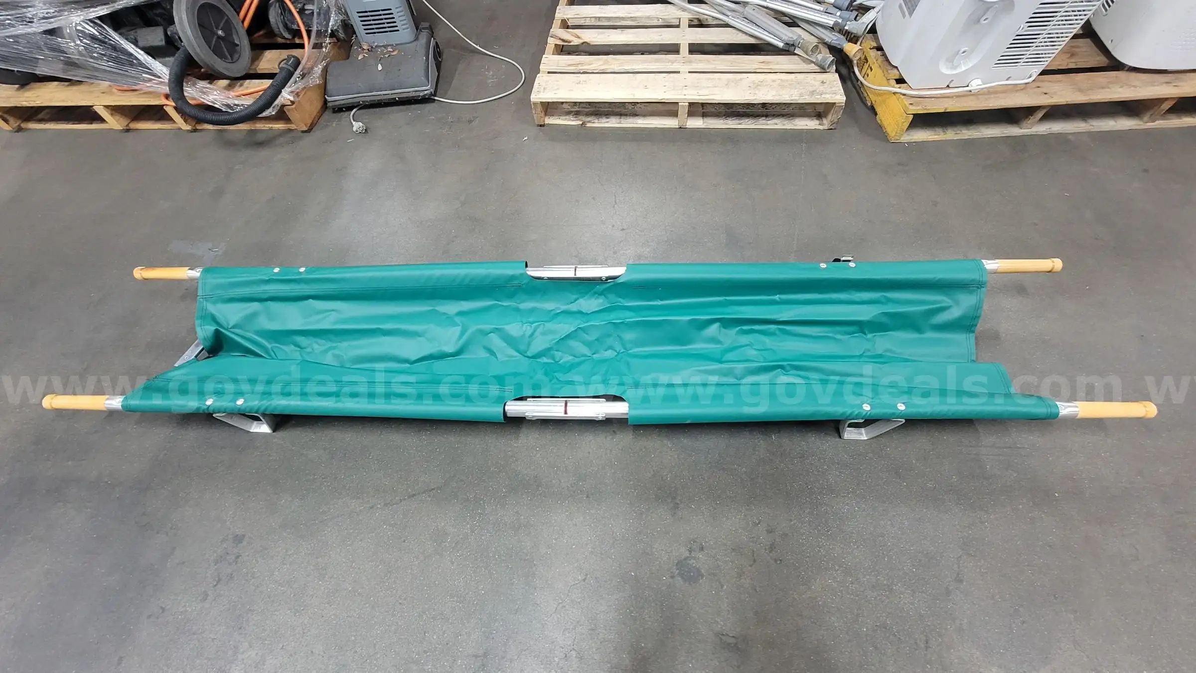 **** FOLDING ALUMINUN POLE STRETCHER & ALUMINUM CRATCHES **** (I)