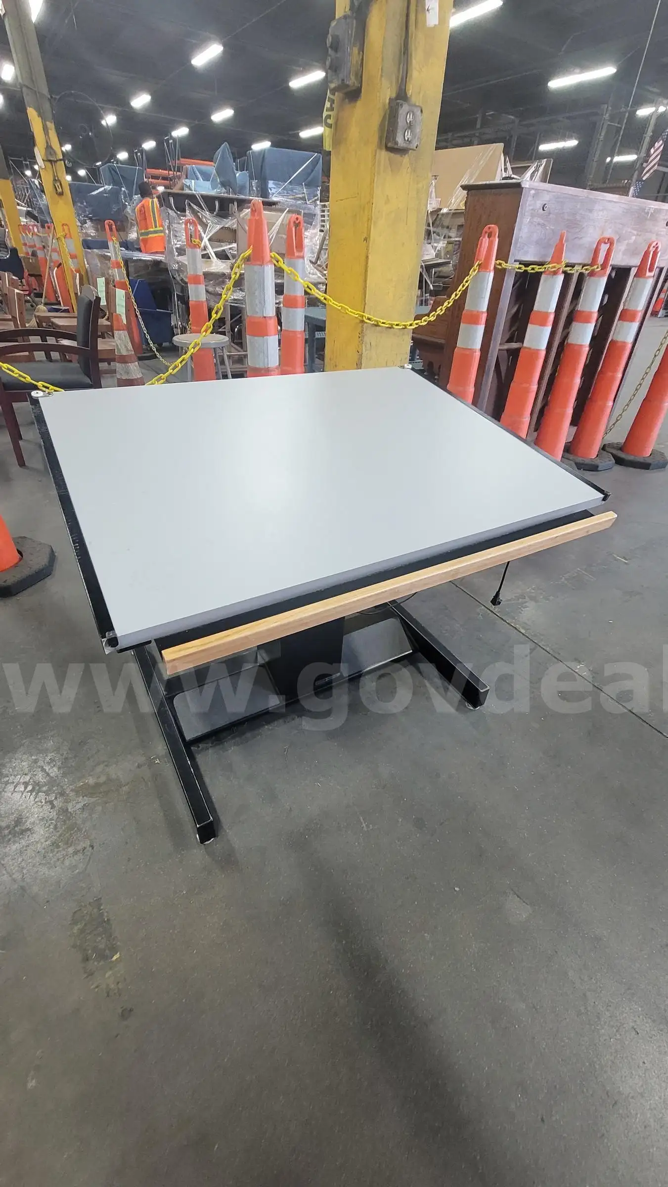 **** DRAFTING TABLE 42 INCHES X 30 INCHES **** (I)