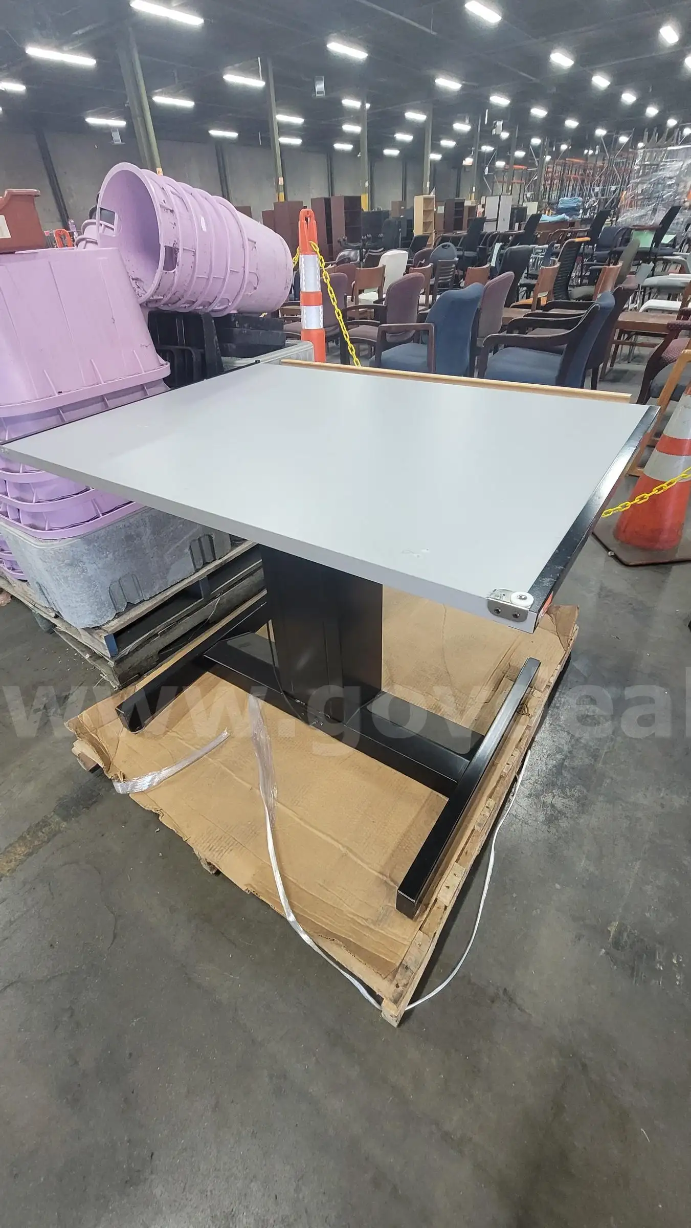 **** DRAFTING TABLE 42 INCHES X 30 INCHES **** (I)