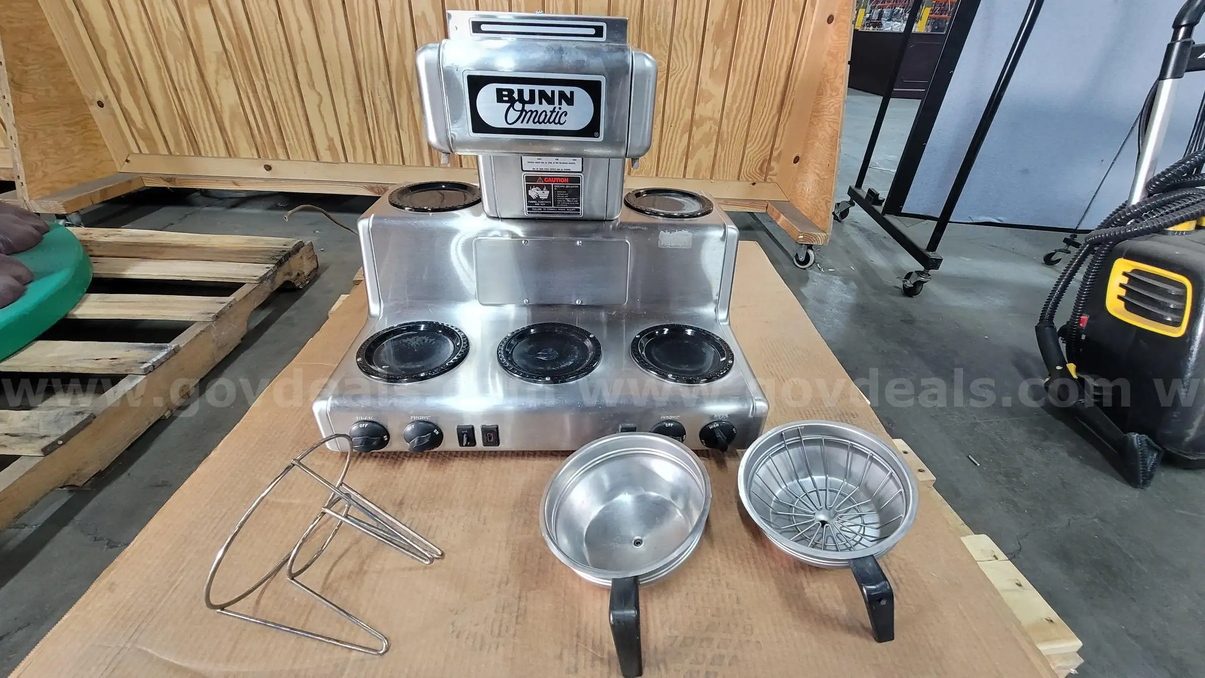 **** BUNN O MATIC COMMERCIAL COFFEE BREWER **** (I)