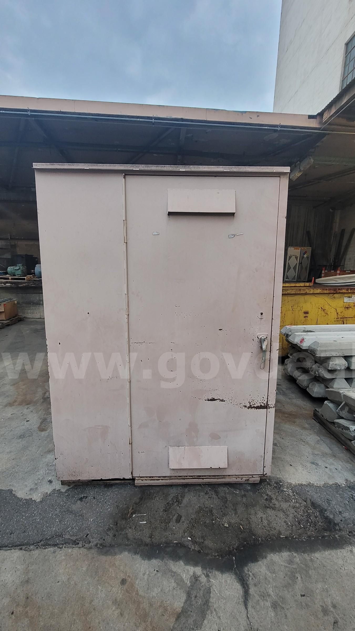 **** METAL STORAGE BOX 8 FOOTER **** (Y)
