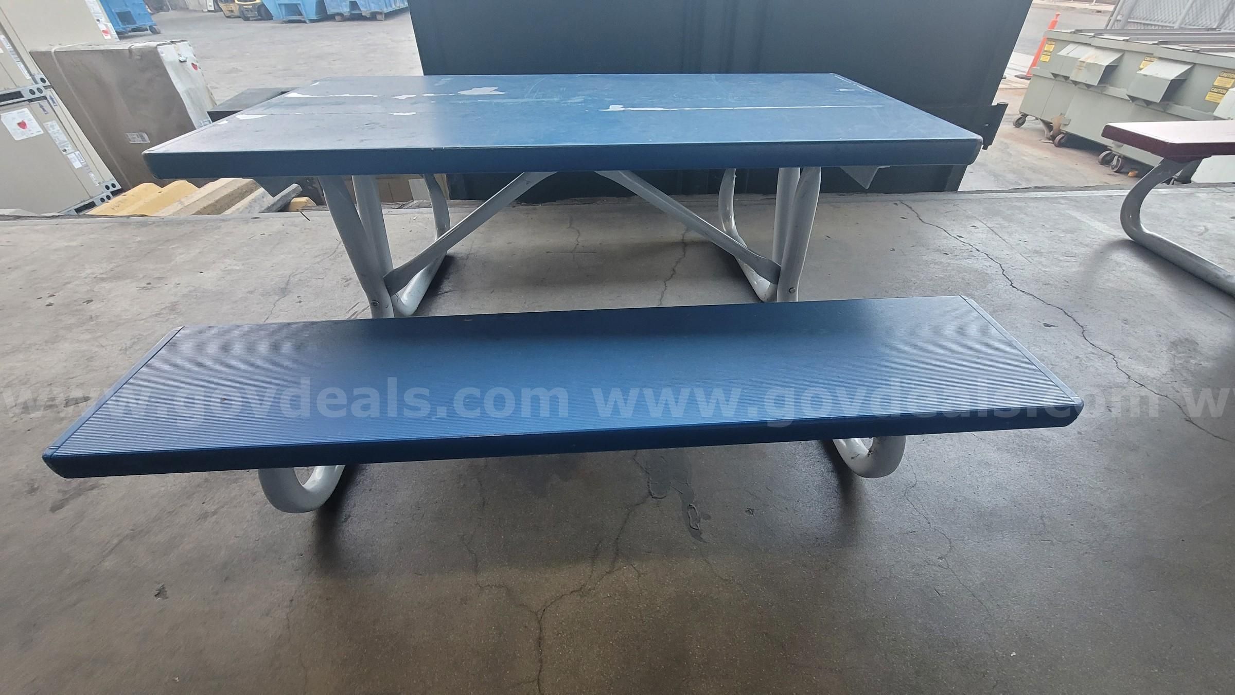 **** PORTABLE ALUMINUM PICNIC TABLE **** (ED)