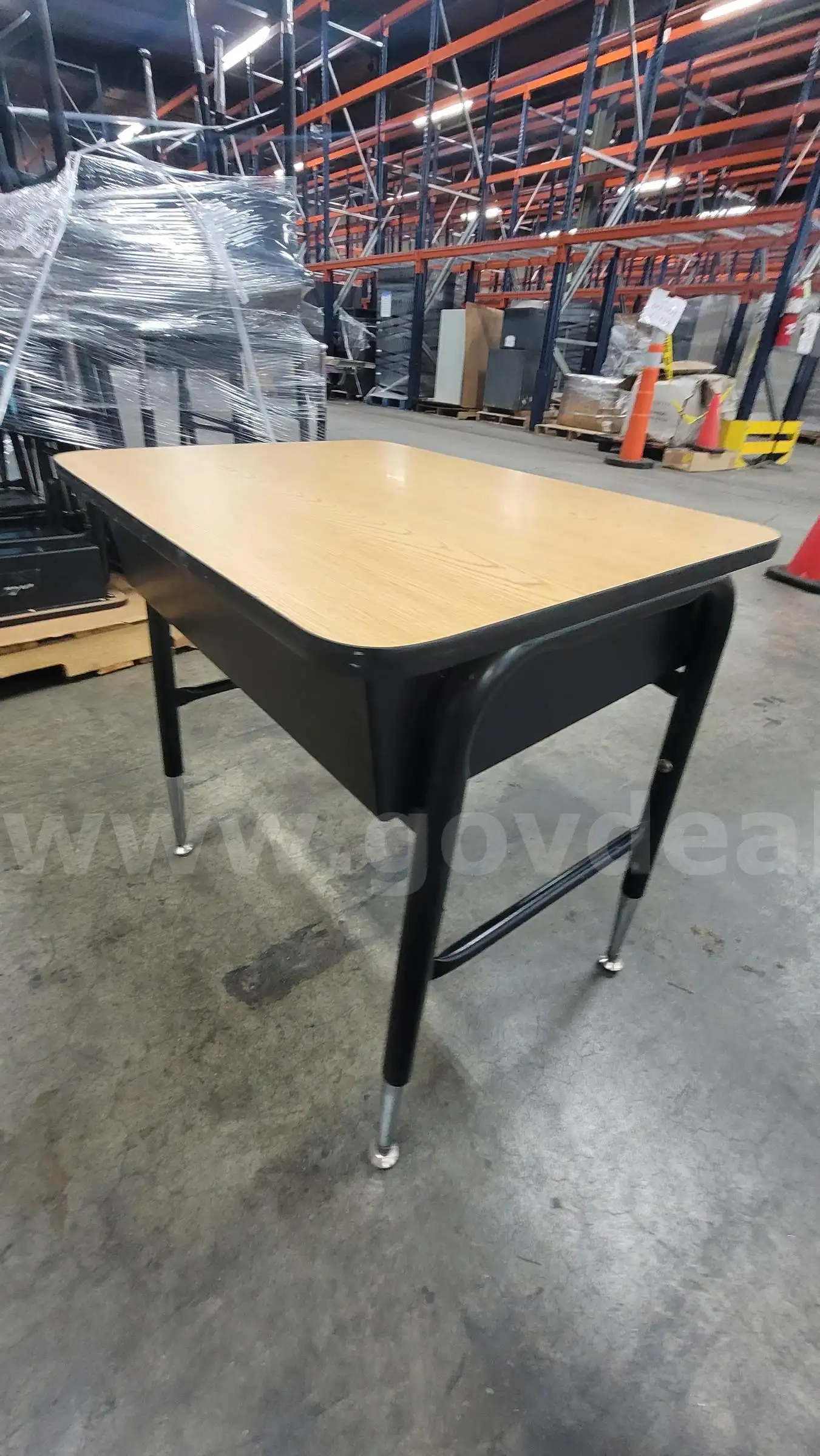 **** STUDENT SCHOOL DESK BY LOT X8 UNITS **** (I)