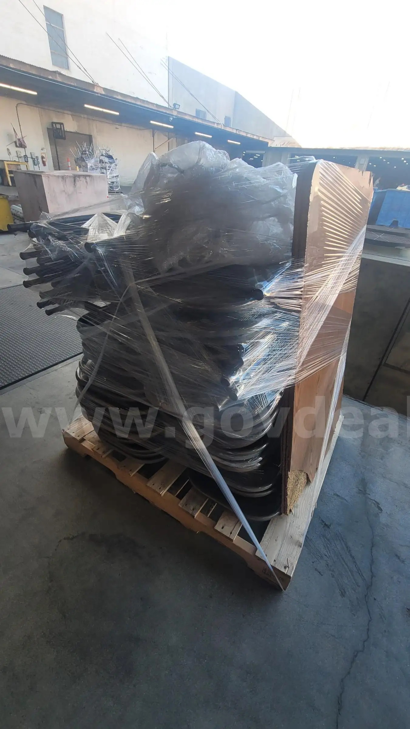 **** FOLDING CHAIRS BY LOT OF 42 **** (ED)