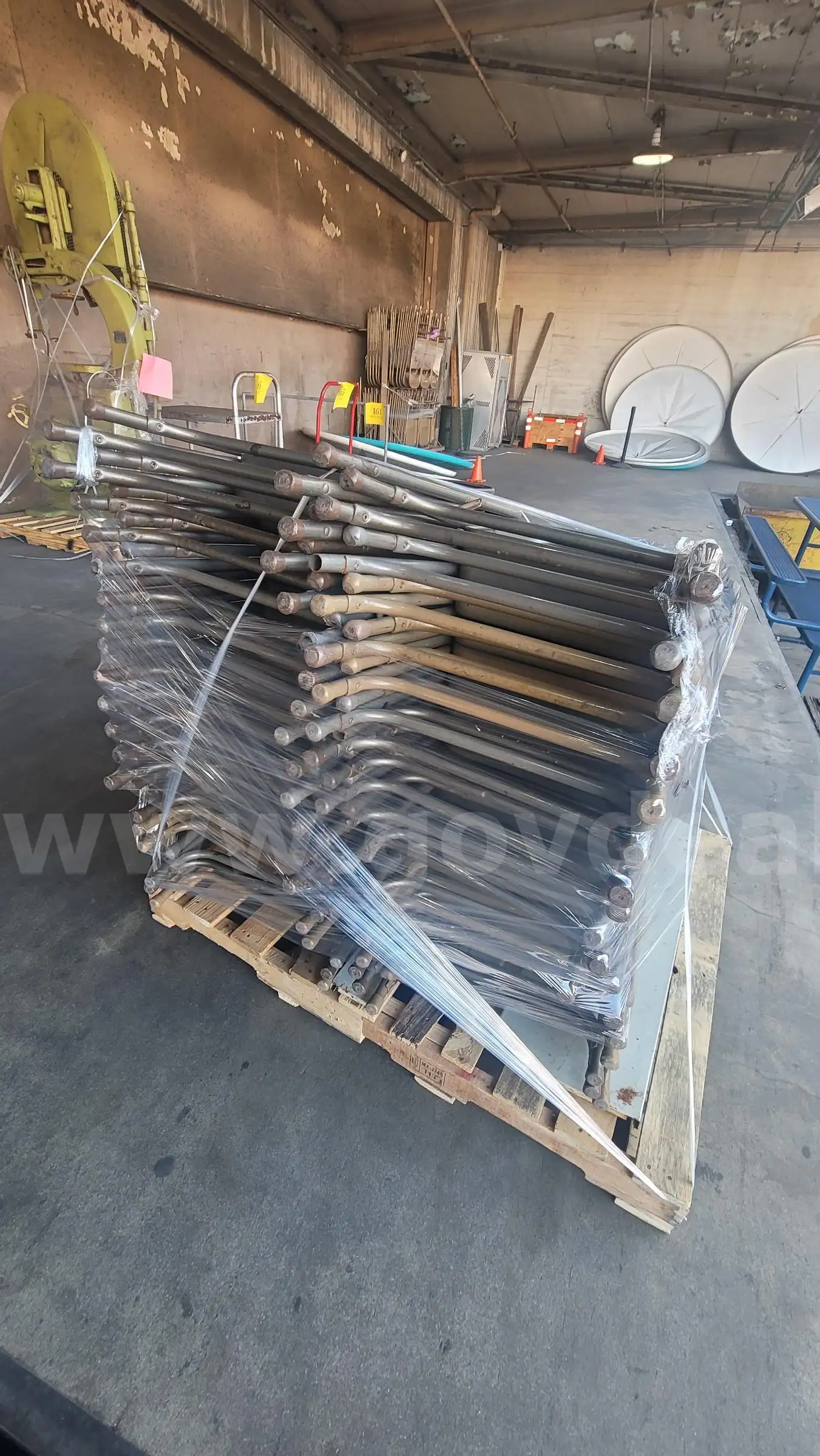 **** FOLDING CHAIRS BY LOT OF 36 **** (ED)