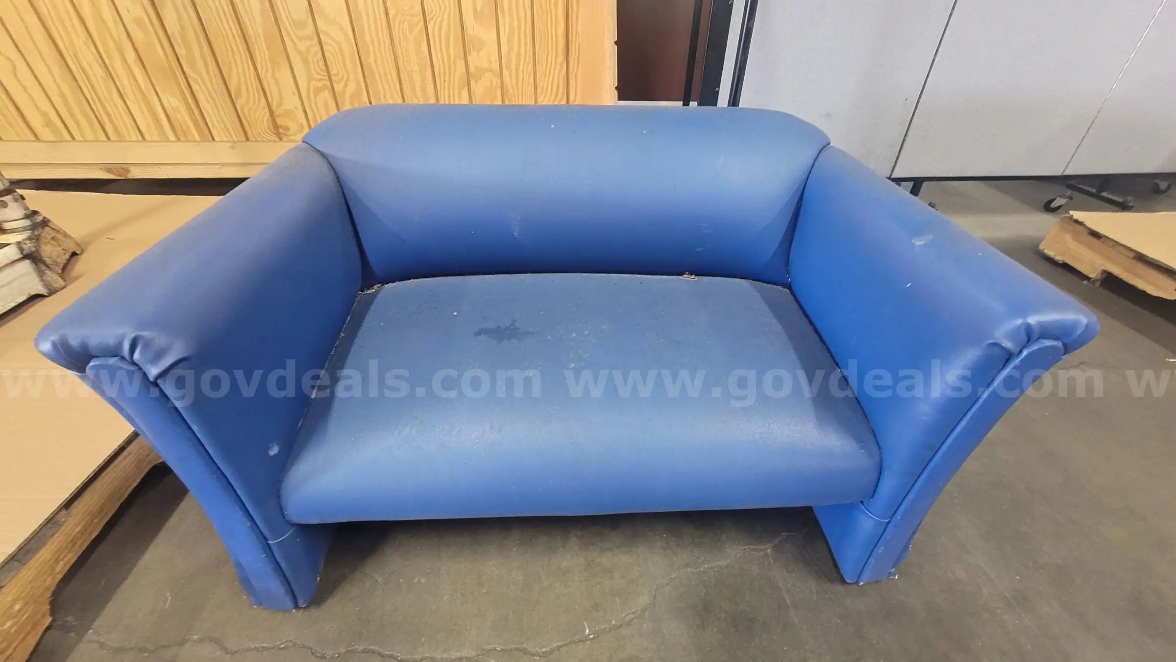 **** CHILDREN S COUCH **** (I)