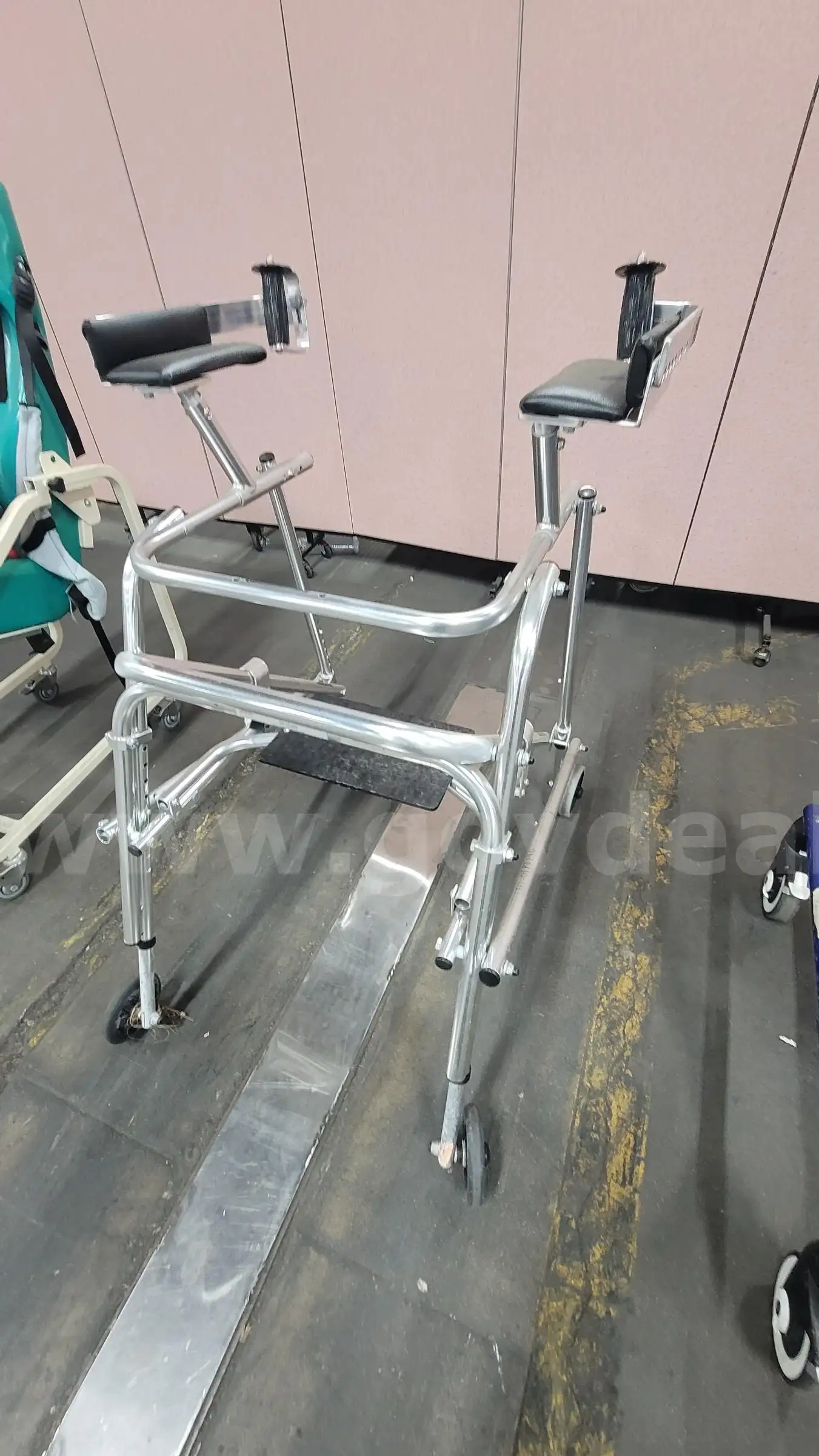 **** ALUMINUM PLATFORM WALKER **** (I)