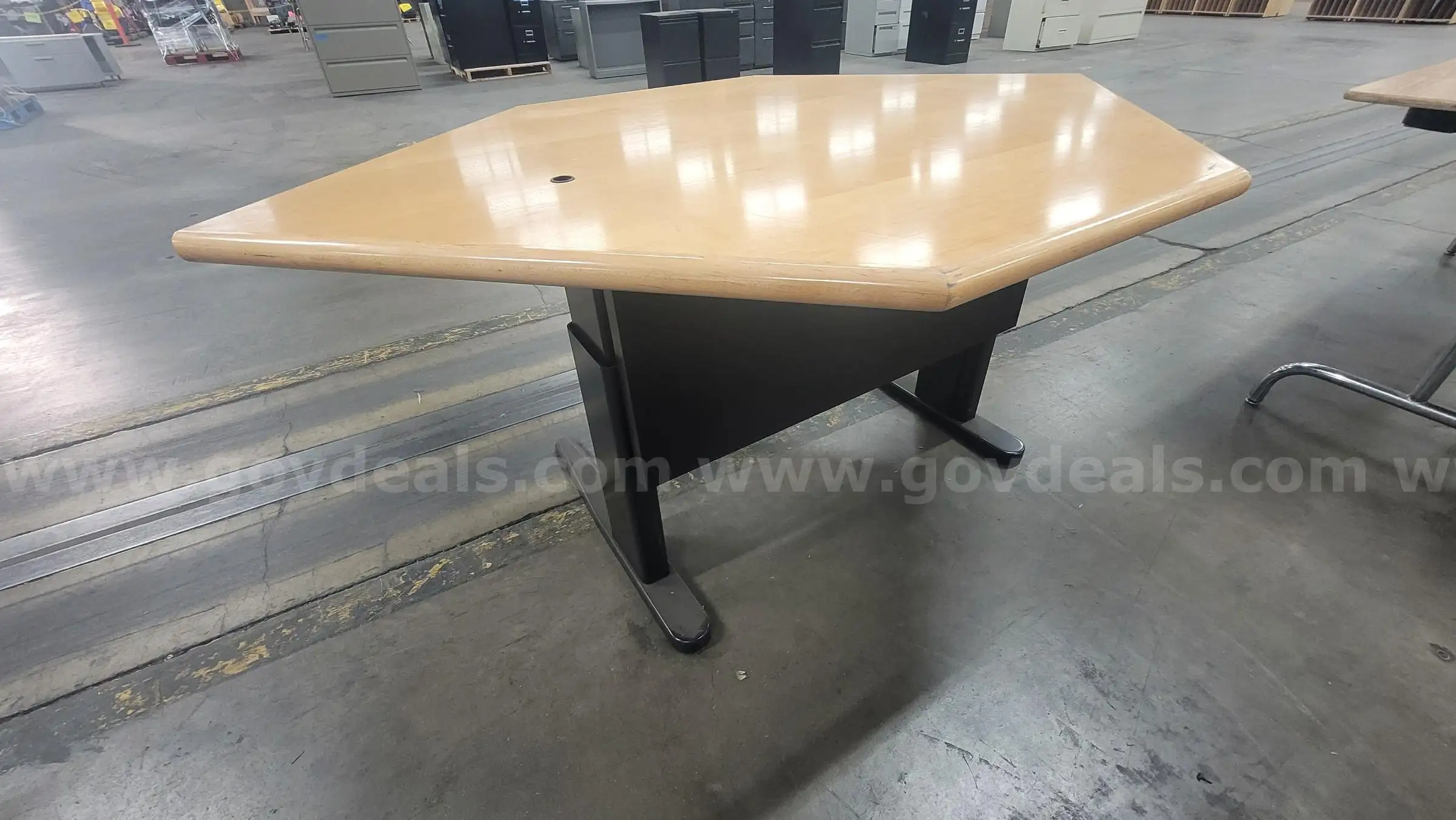 **** ADJUSTABLE HEIGHT TRAPEZOIDAL OFFICE DESK **** (I)