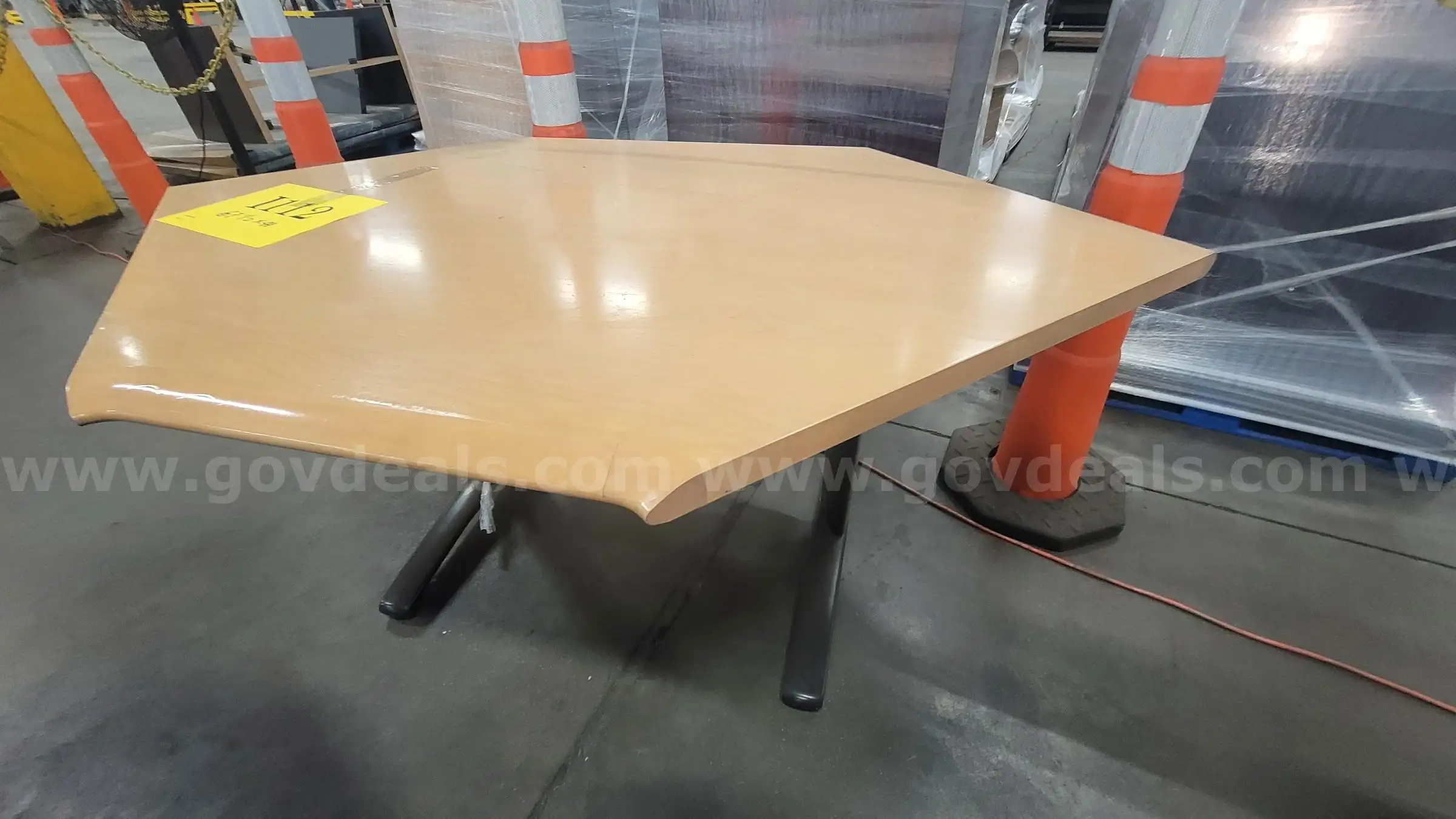 **** ADJUSTABLE HEIGHT TRAPEZOIDAL OFFICE DESK **** (I)