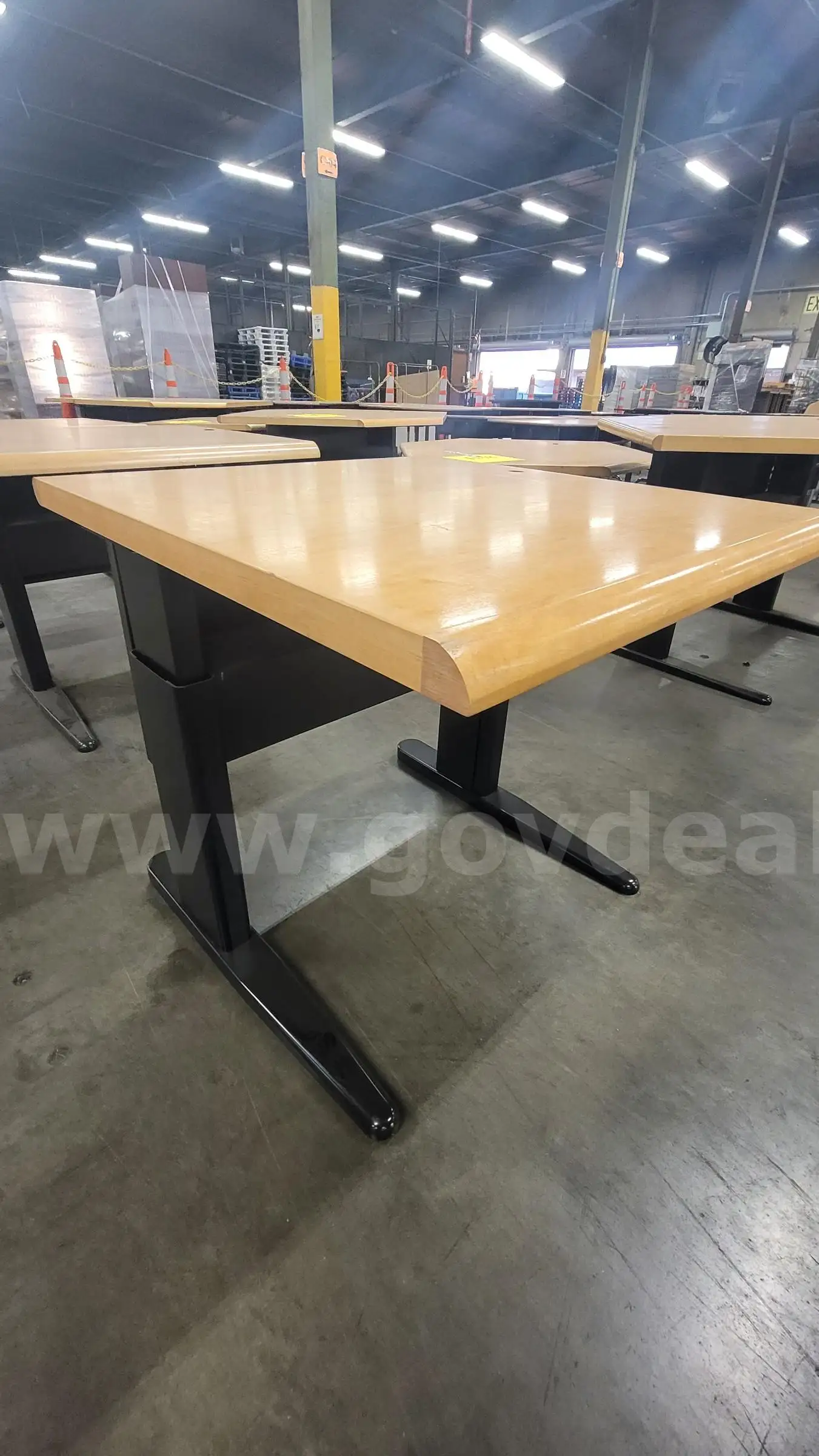 **** ADJUSTABLE HEIGHT TRAPEZOIDAL OFFICE DESK **** (I)