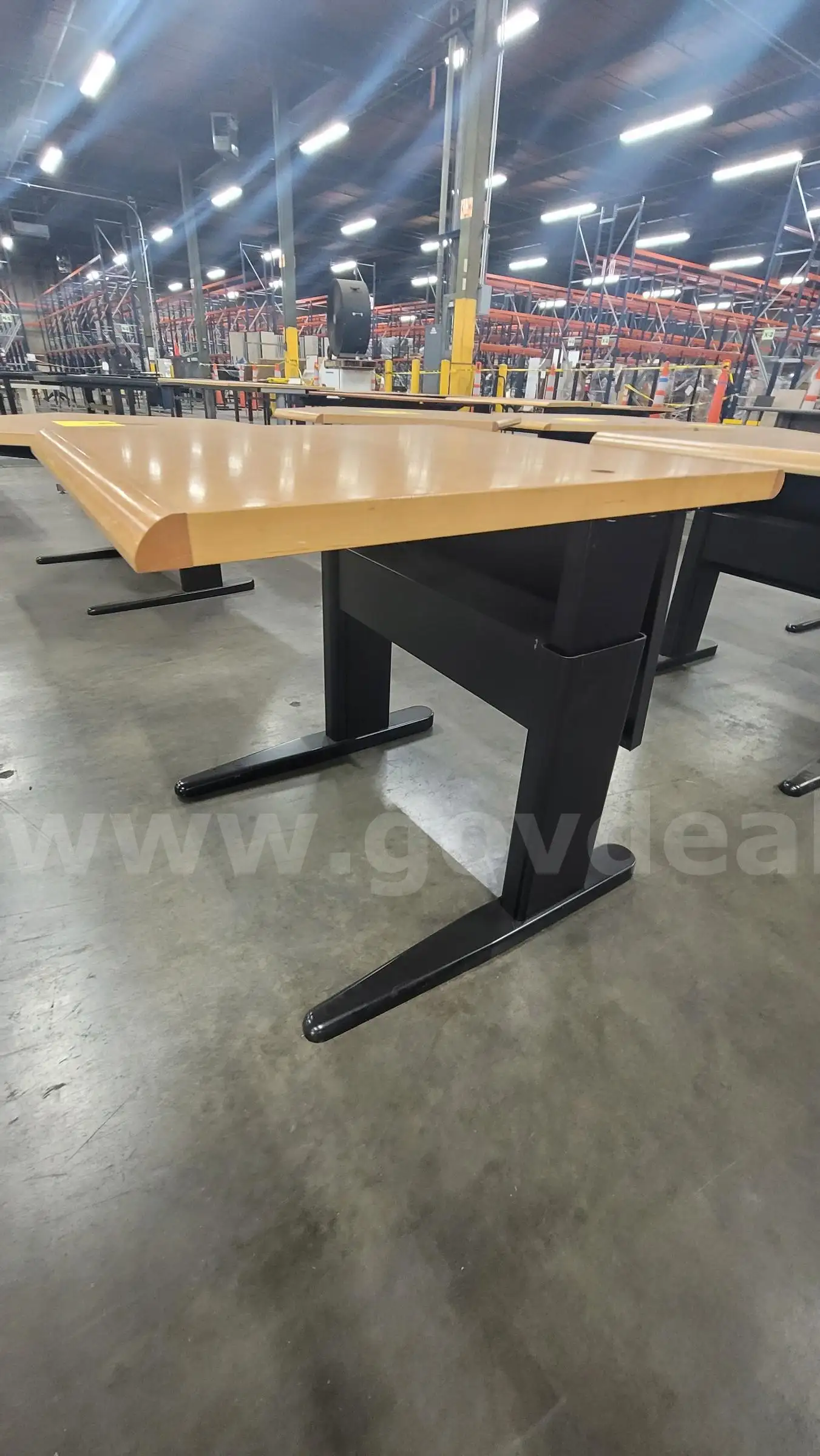 **** ADJUSTABLE HEIGHT TRAPEZOIDAL OFFICE DESK **** (I)