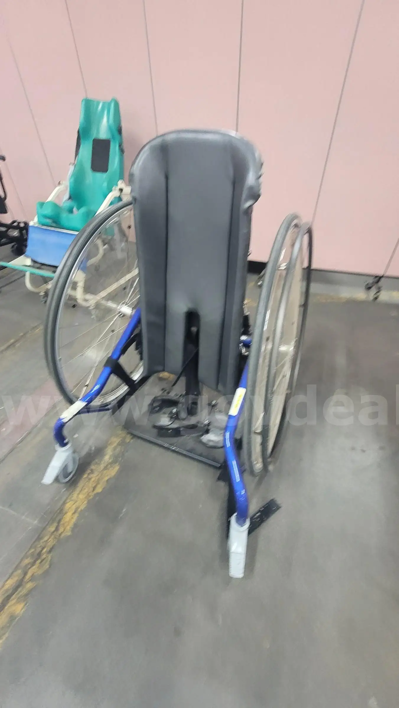 **** PEDRIATIC MOBILE STANDER **** (I)