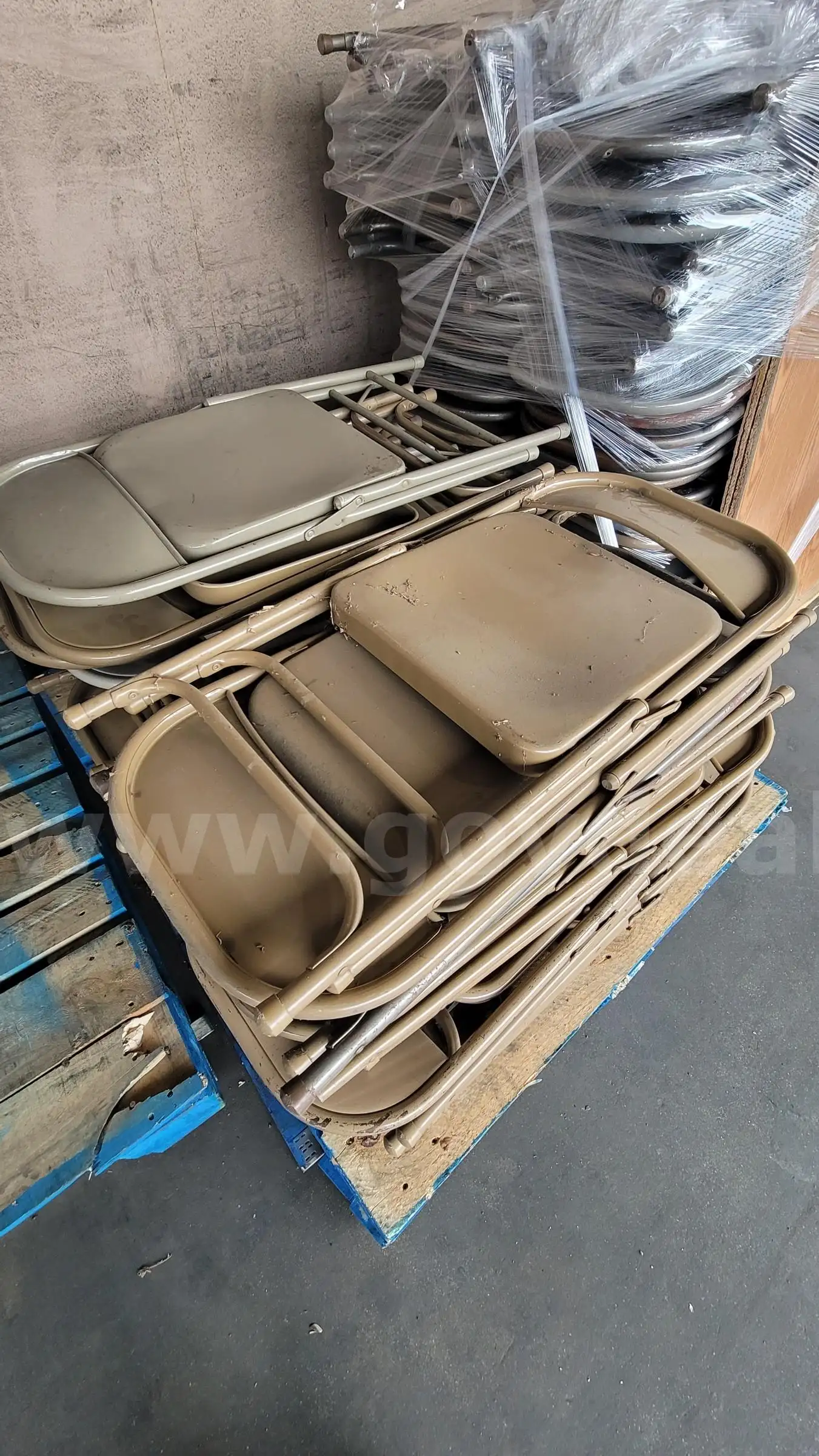 **** FOLDING METAL CHAIRS #14 **** (ED)