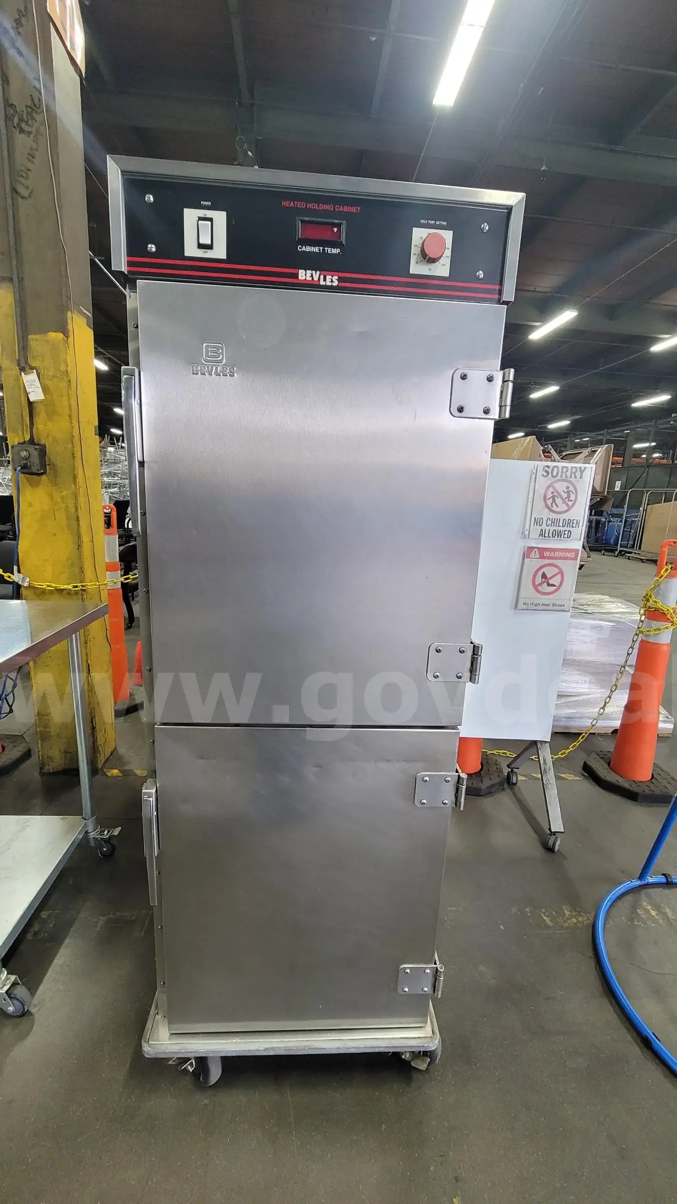 **** BEVLES COMMERCIAL HEATED CABINET **** (I)
