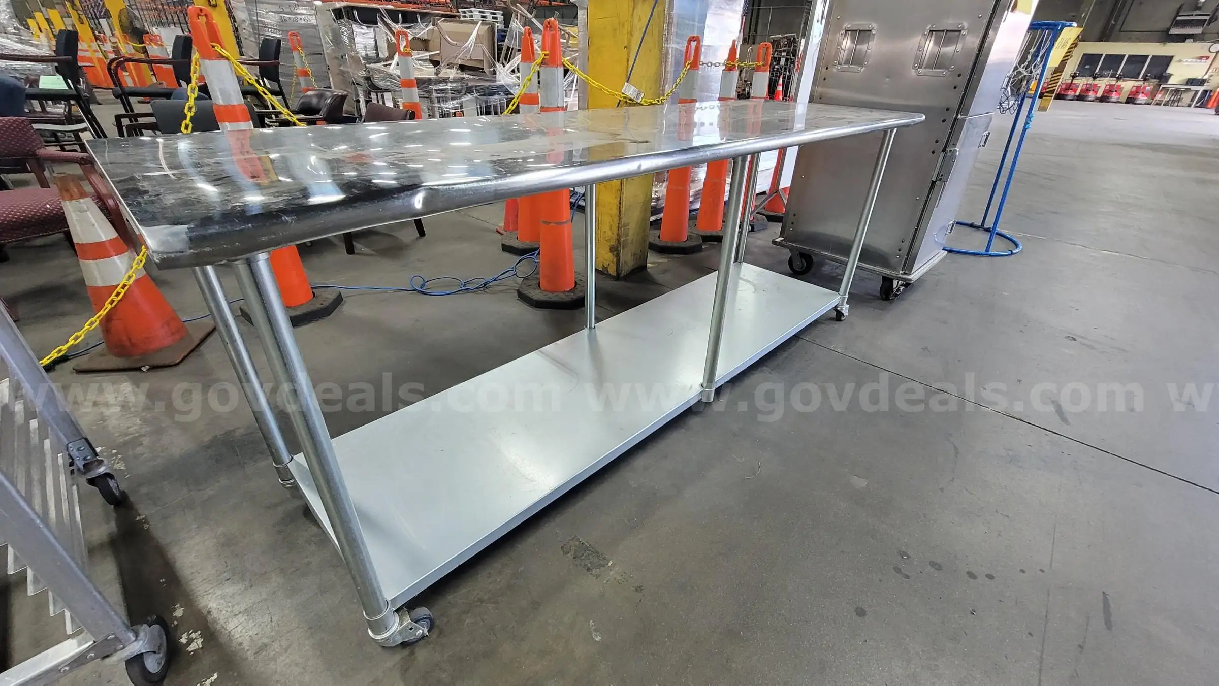 **** COMMERCIAL STANLESS STEEL WORKTABLE **** (I)