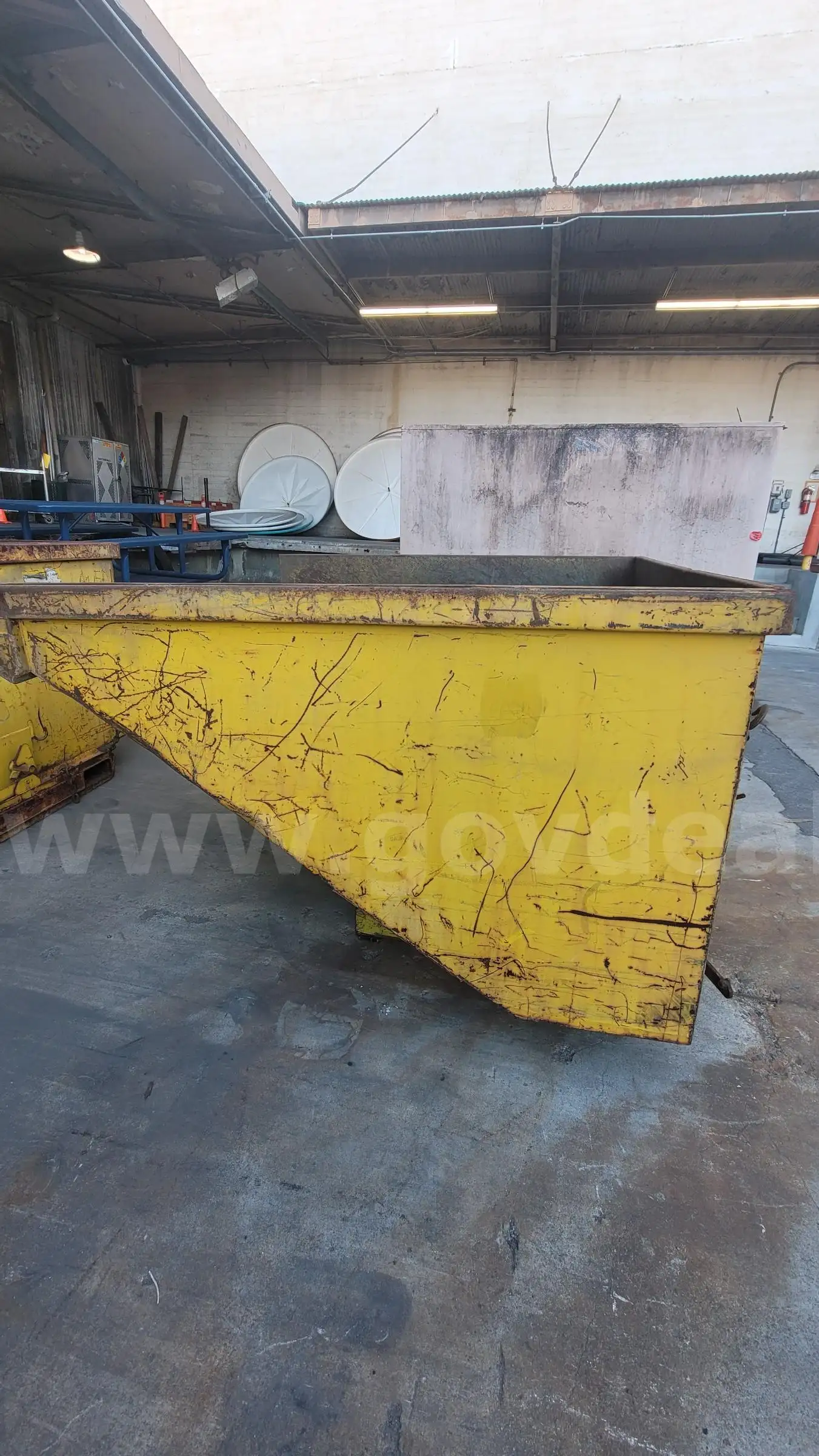 **** SELF DUMPING METAL HOPPER **** (Y)