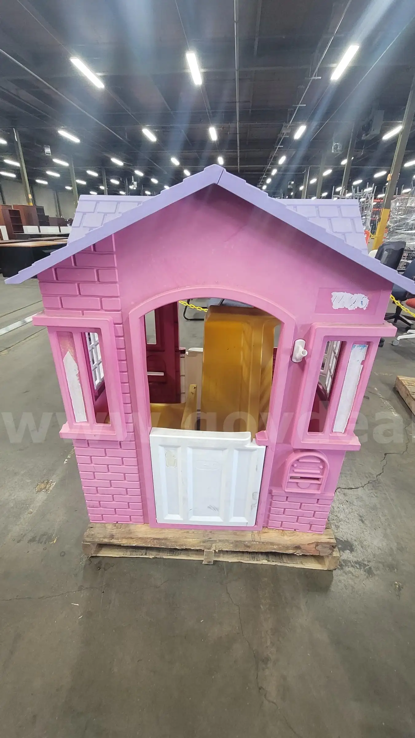 **** LITTLE TIKES PLAYHOUSE **** (I)