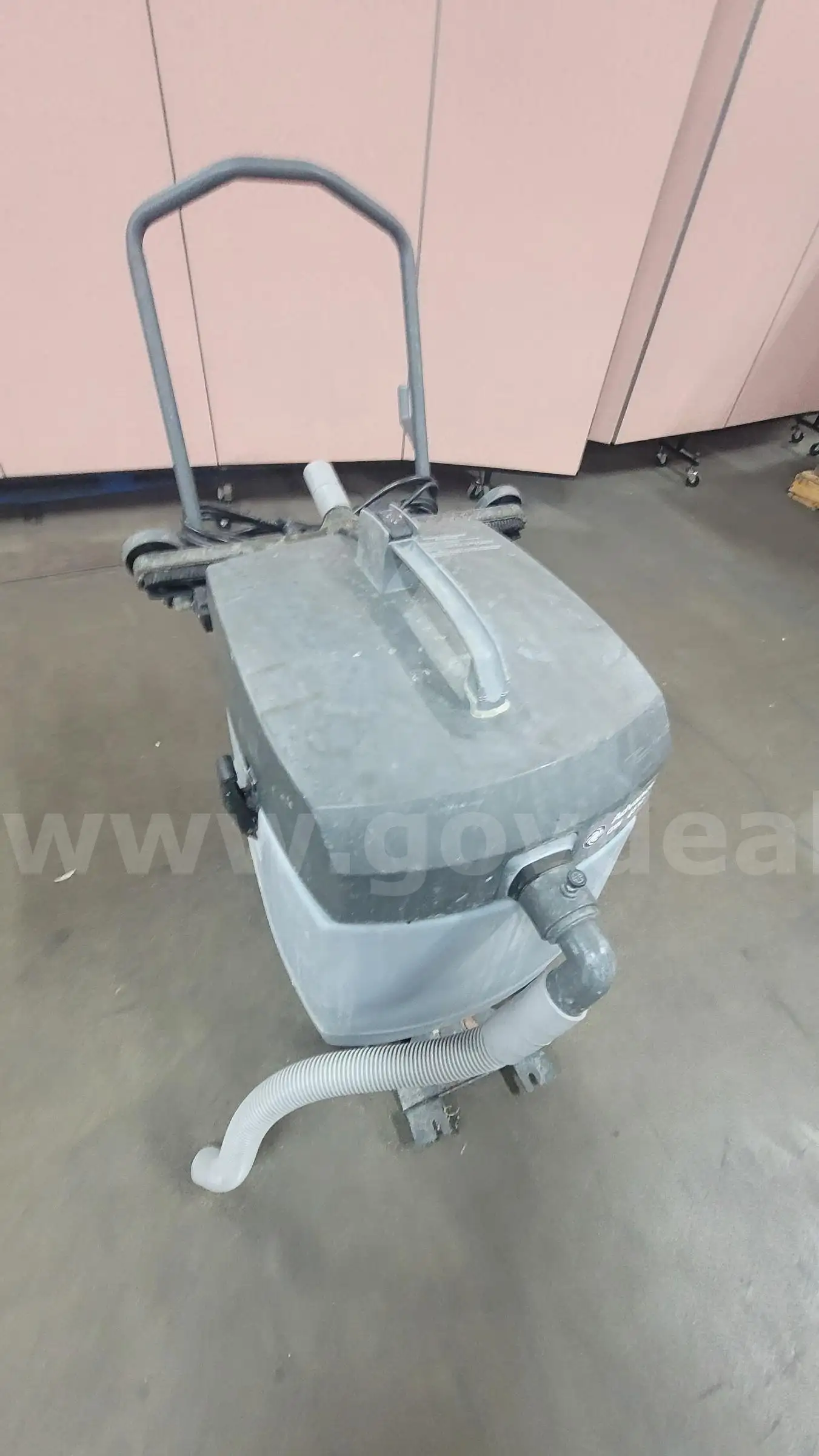 **** ADVANCE WET AND DRY VACUUM **** (I)