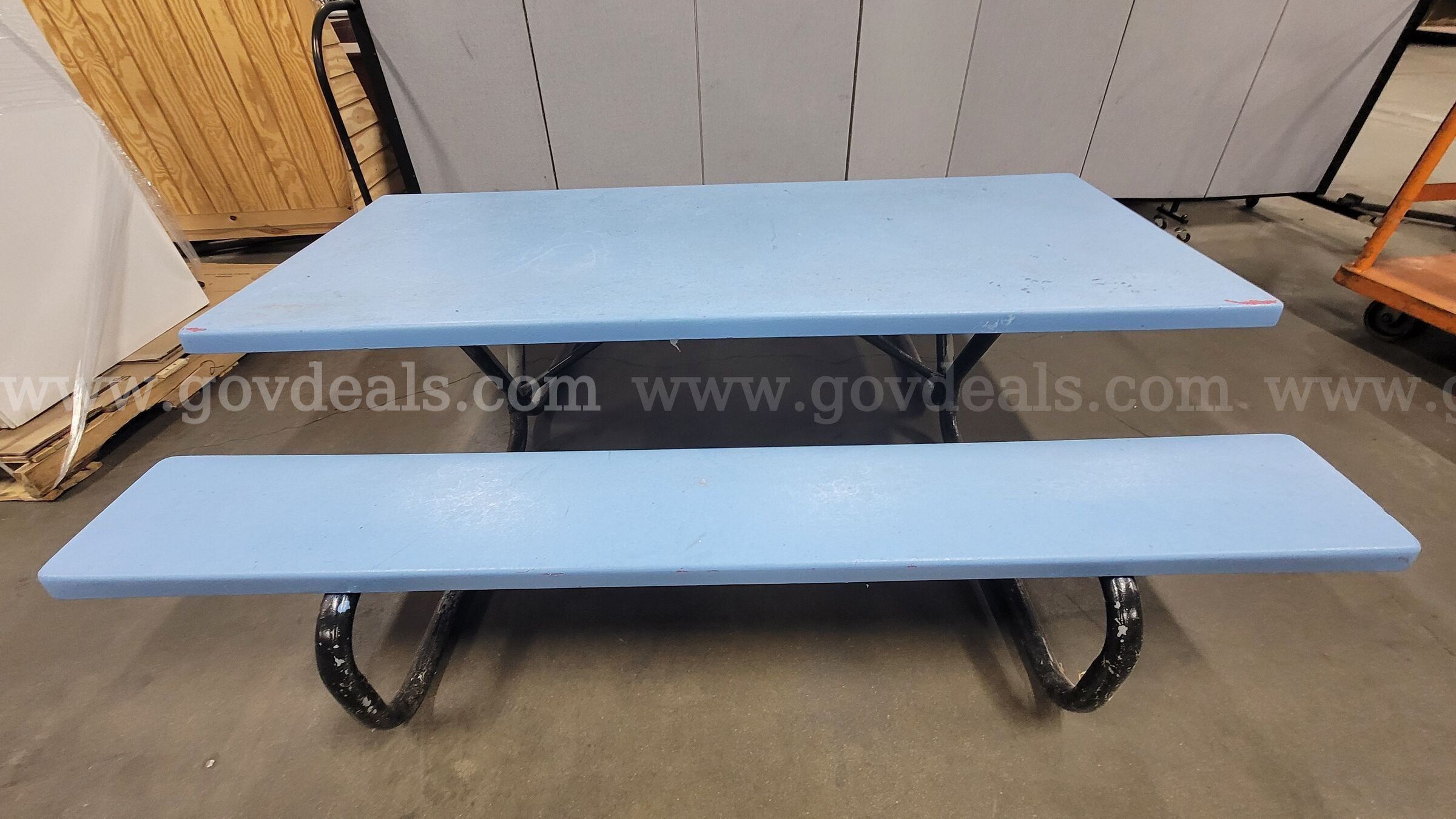 **** FIBERGLASS OUTDOOR PICNIC TABLE 29.5X71.5 **** (I)
