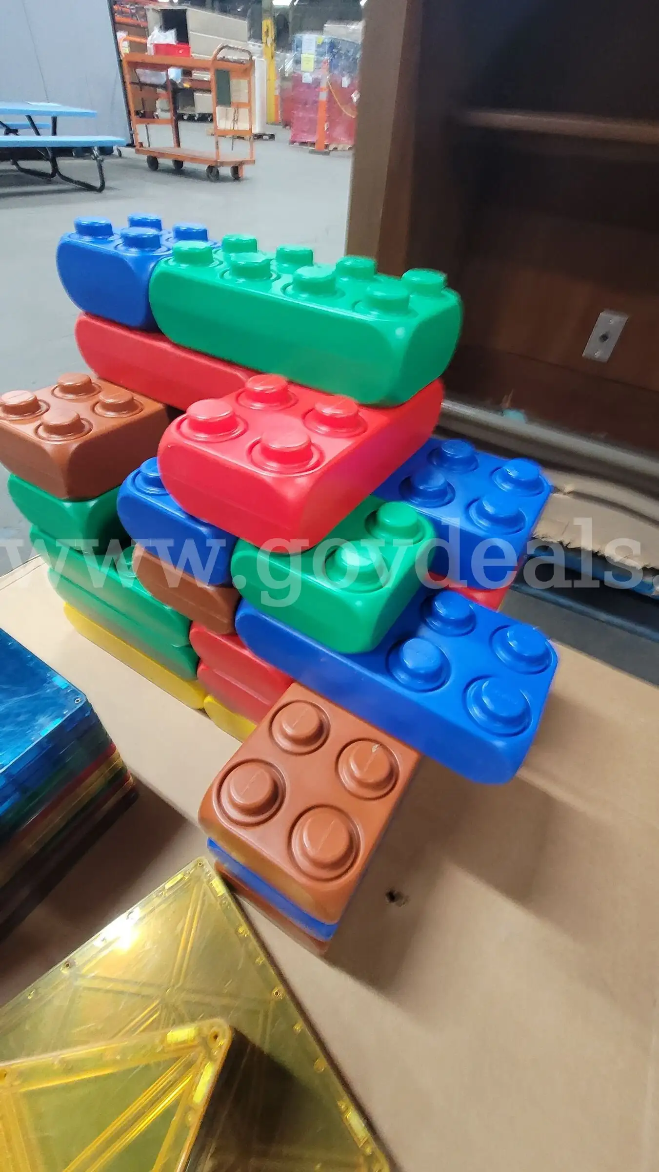 **** JUMBO PLASTIC BUILDING BLOCKS & MAGNETIC TILES **** (I)