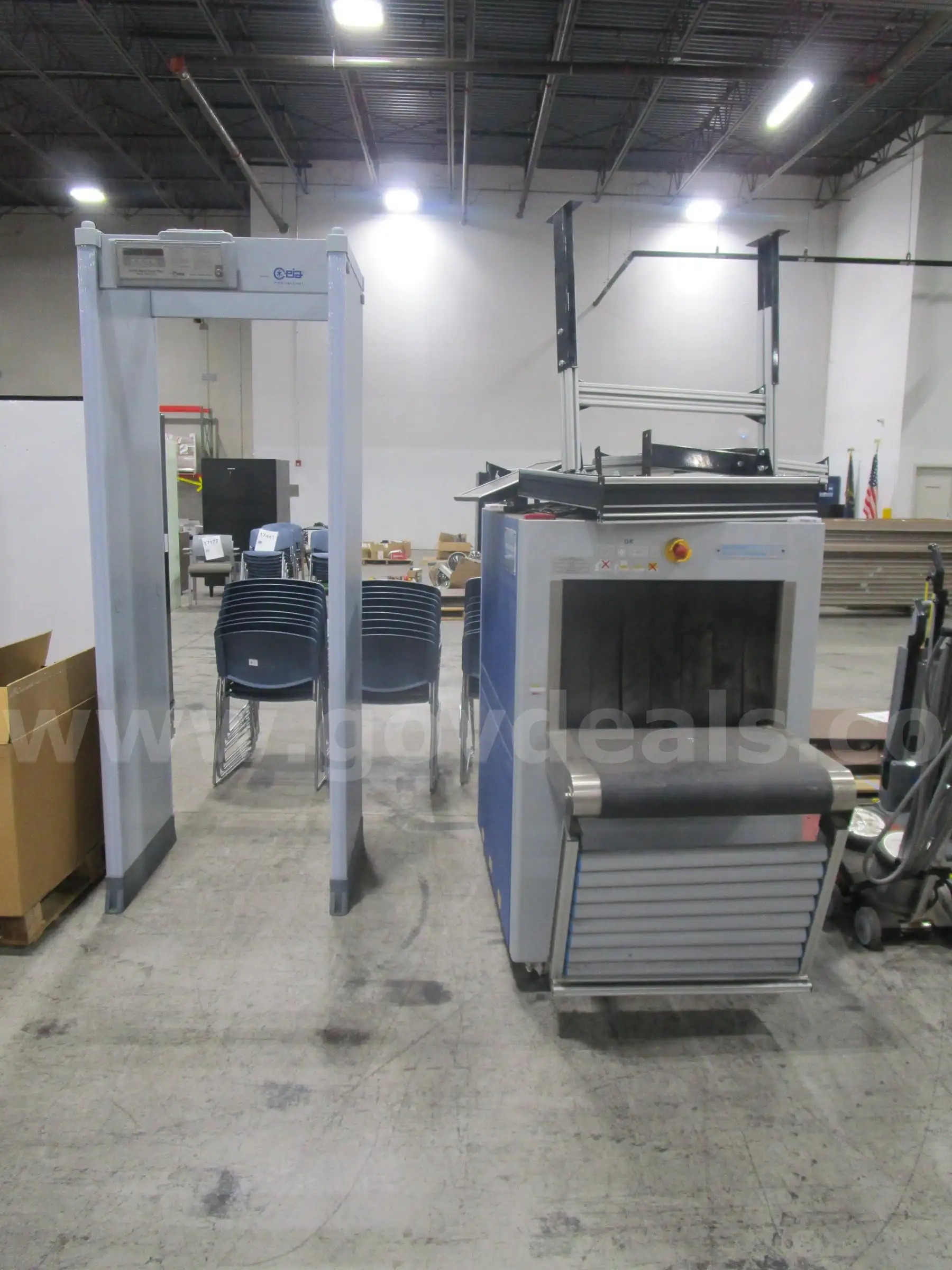 X-Ray Machine & Walk-Through Metal Detector (G)