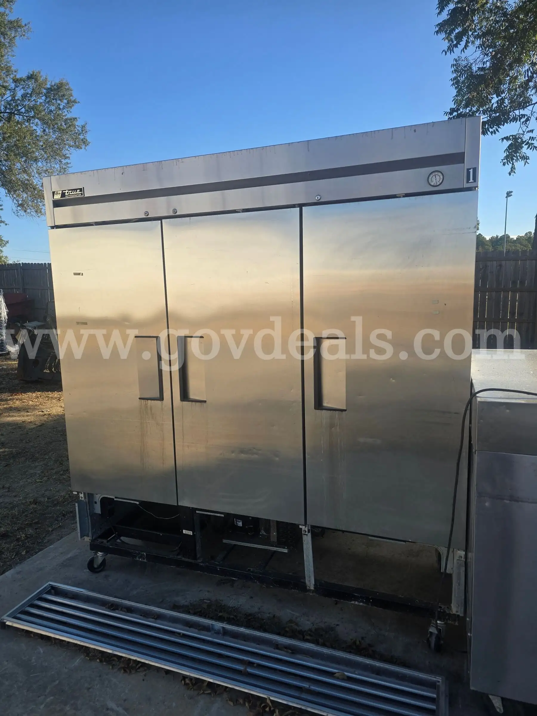 Stainless steel industrial kitchen refrigerator - Used True - 3 Door Refrigerator