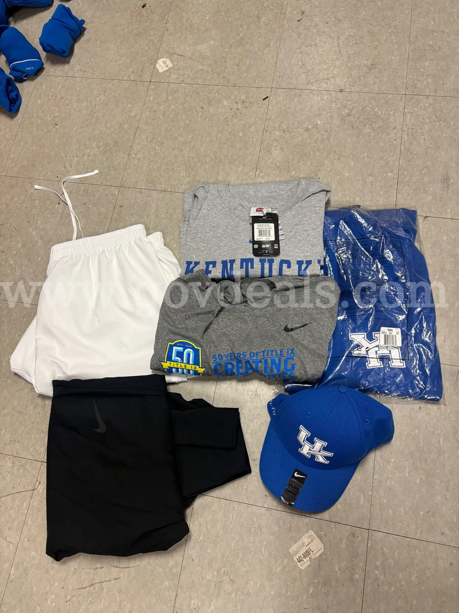 2XL 2 Sweatpants 2 shirts hat
