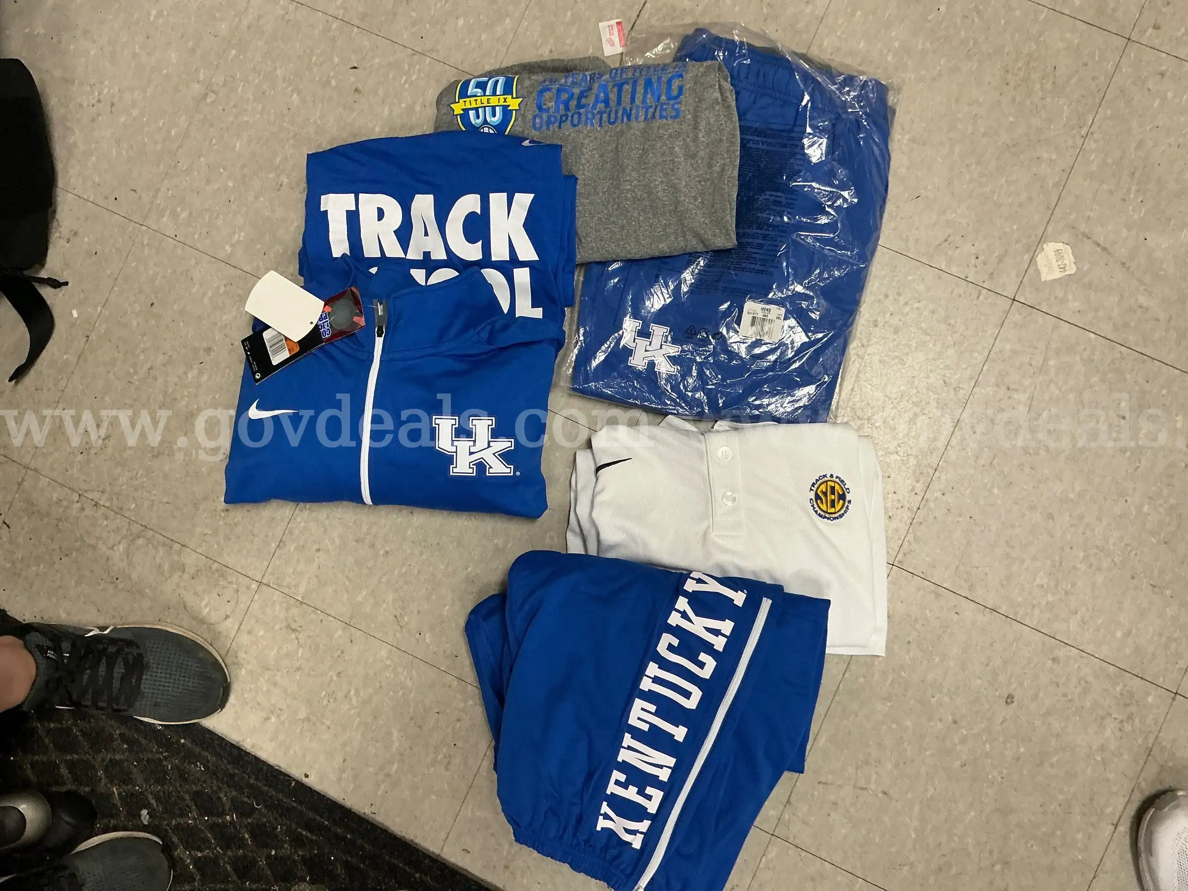 2XL - Sweatpants (2) T-shirts (2) Polo Shirt (1) Jacket (1)