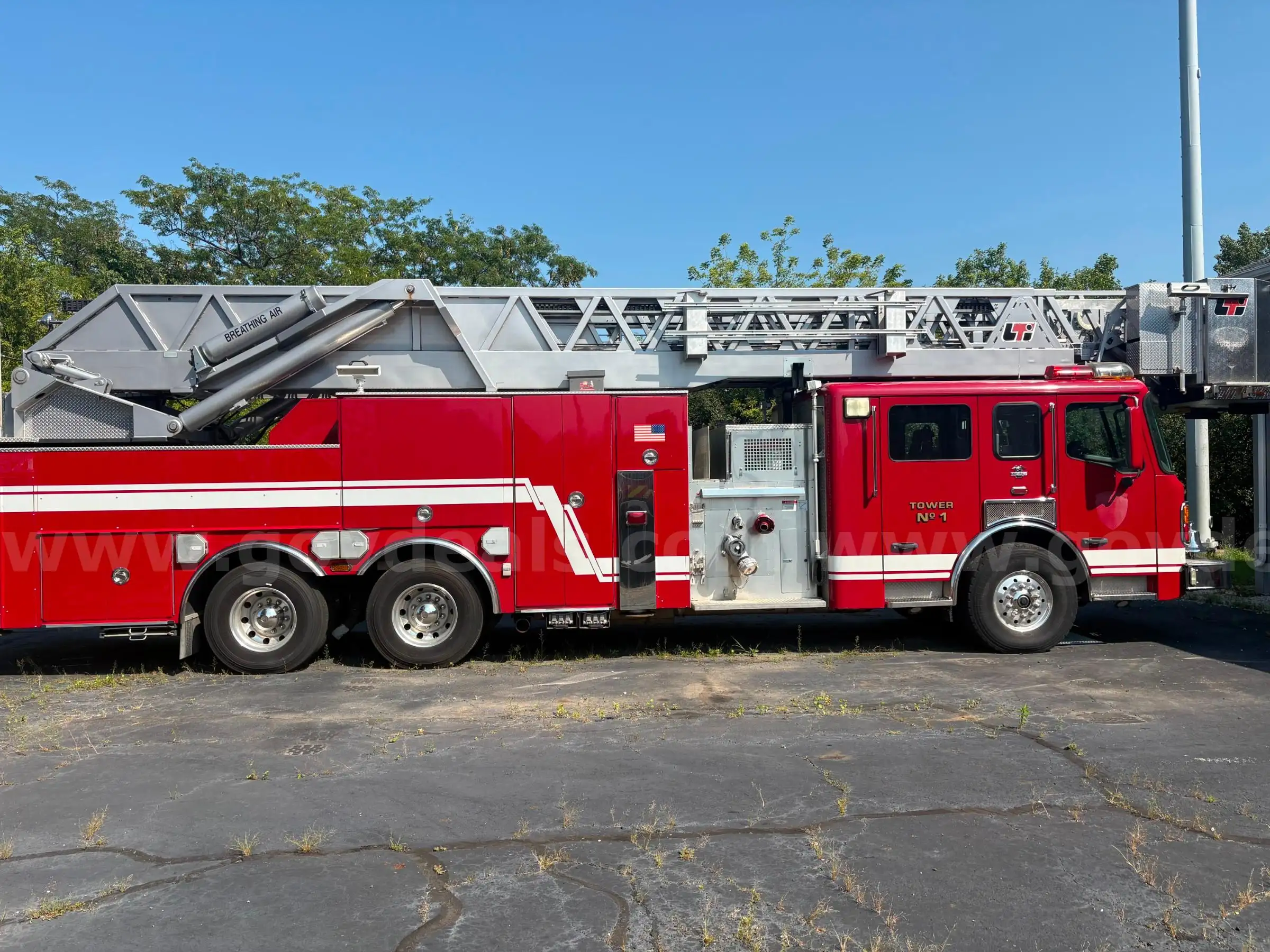 2005 America LaFranc 100 ladder truck