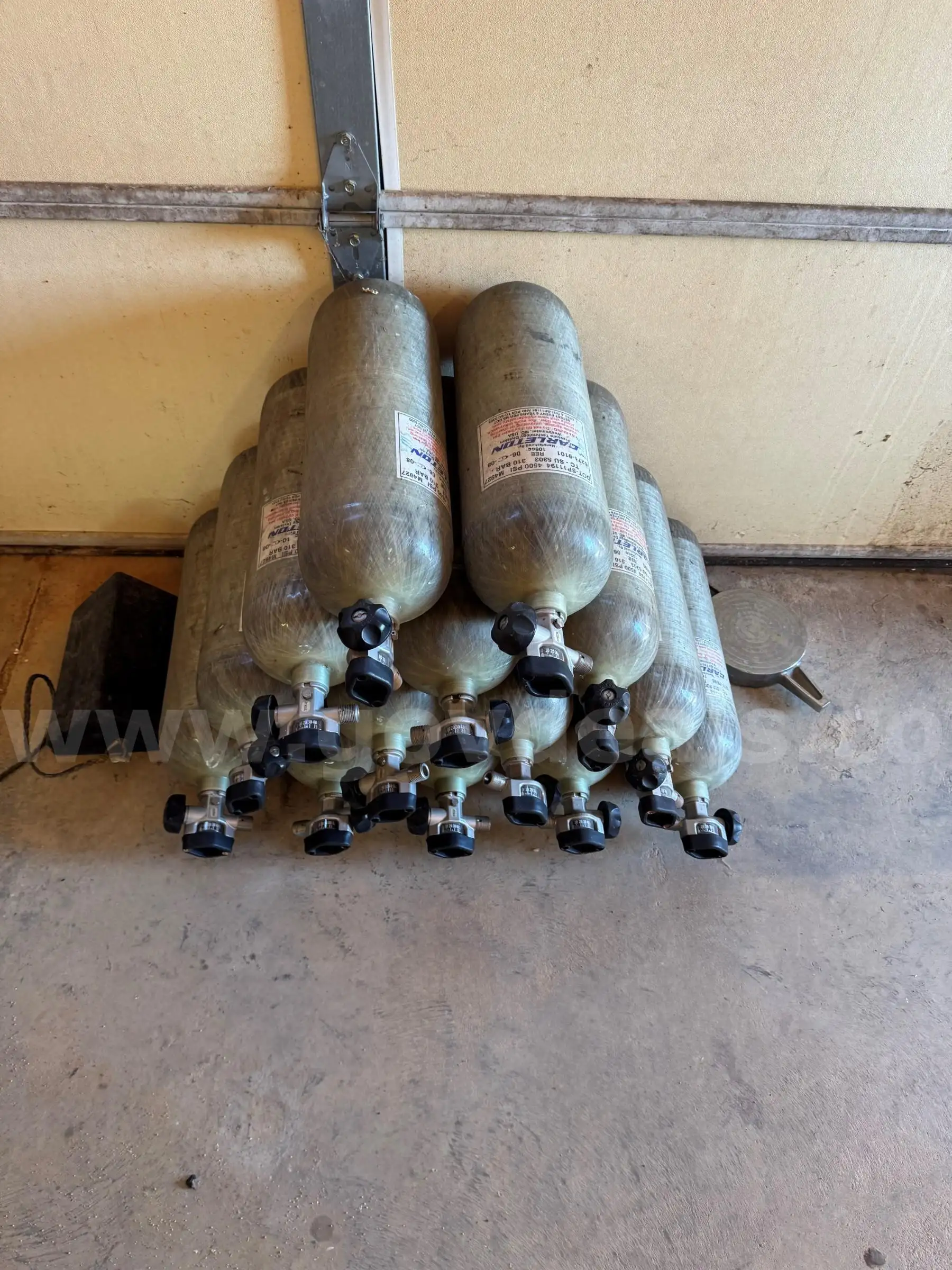 Carleton 4 500 PSI Carbon Fiber Cylinders