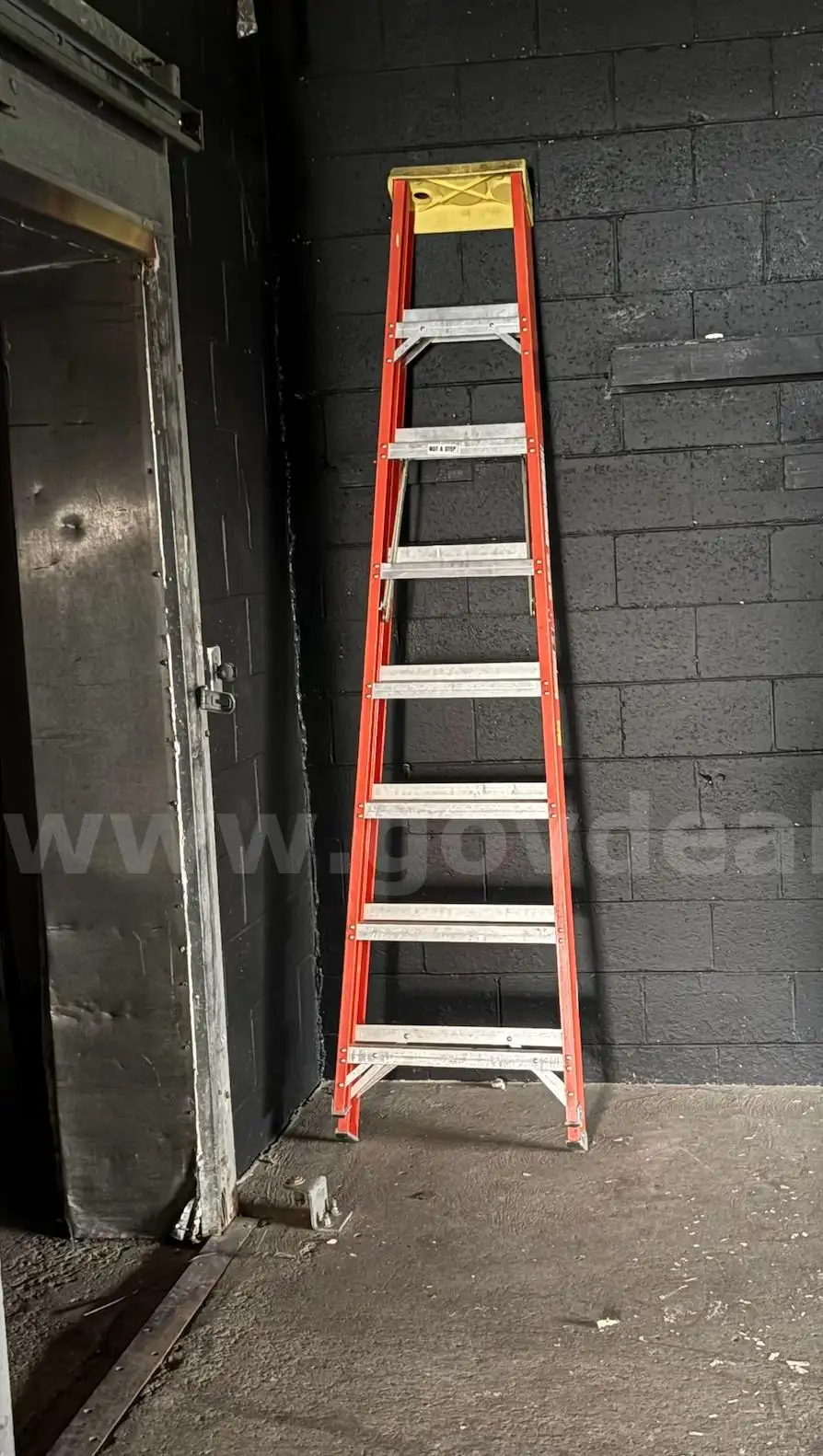 Used 8ft step ladder. (b1)