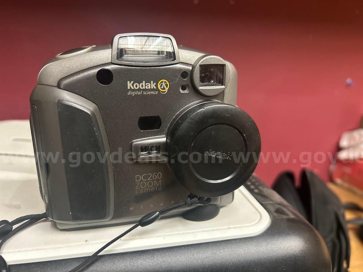 Kodak Digital Science (DC260) Zoom Camera w Case