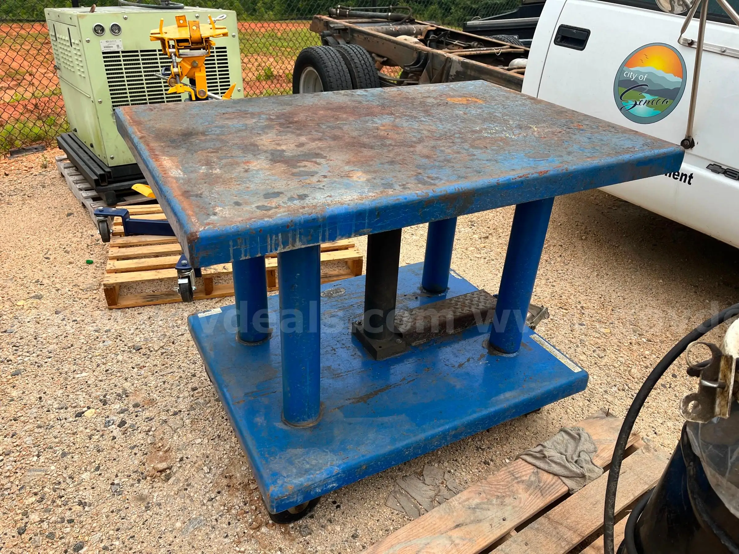 Manual hydraulic lift table